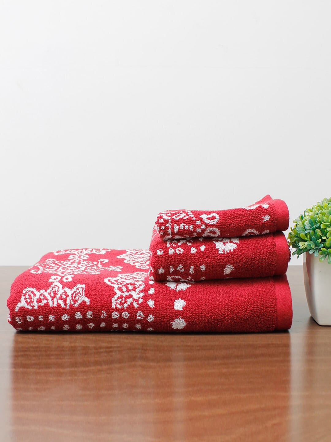 

AVI Living Set Of 3 Pure Cotton 600 GSM Christmas Towel Set, Red