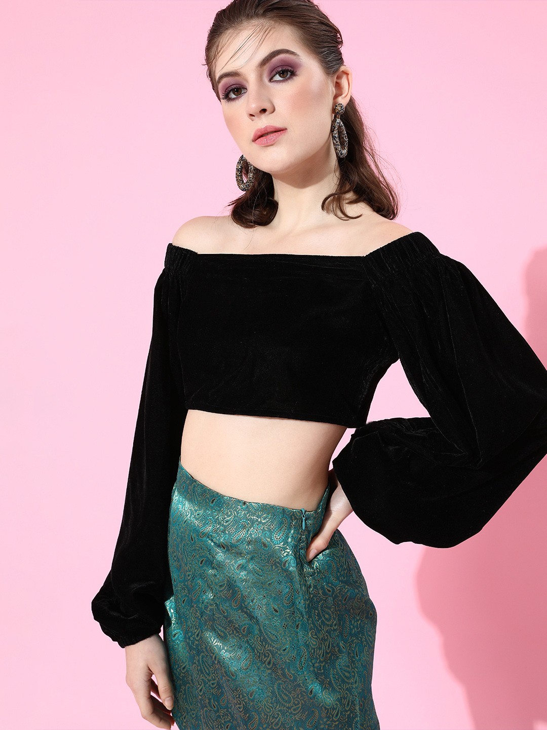

SCORPIUS Women Black Solid Cropped Top