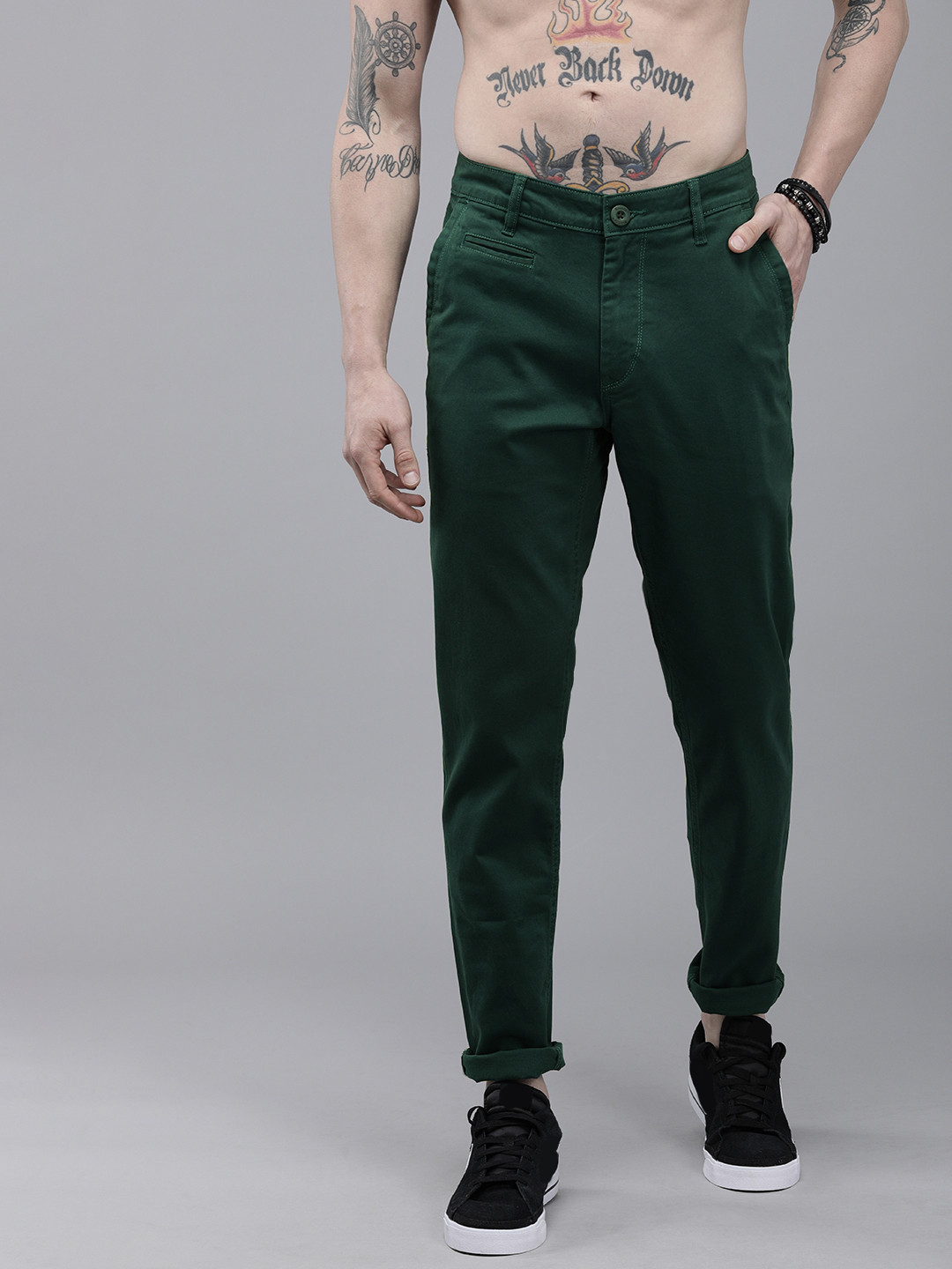 

The Roadster Lifestyle Co Men Green Chinos