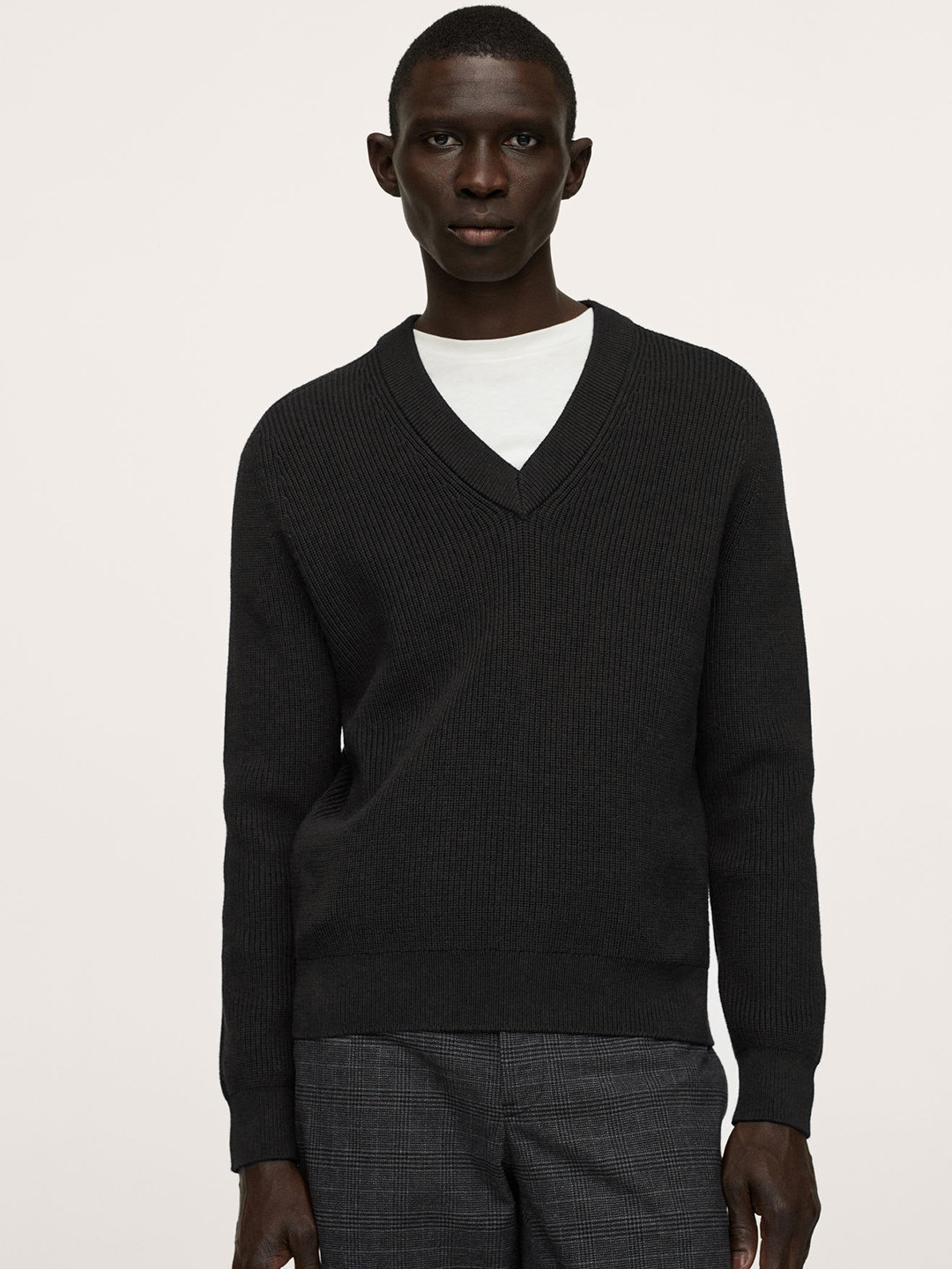 

MANGO MAN Black Solid Pullover