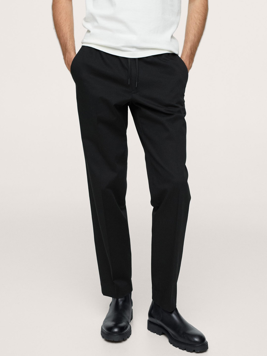 

MANGO MAN Black Solid Joggers Trouser