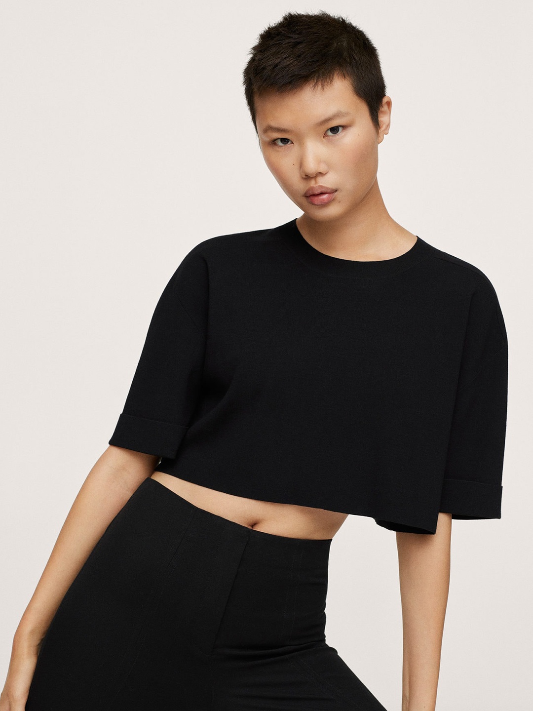 

MANGO Women Black Solid Boxy Fit Drop-Shoulder Sleeves Cropped T-shirt