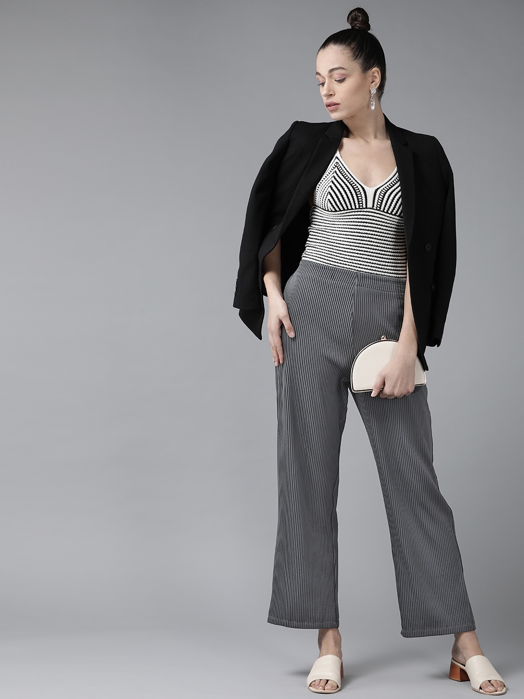 

KASSUALLY Women Grey Solid Flared Mid-Rise Easy Wash Knitted Flat-Front Parallel Trousers