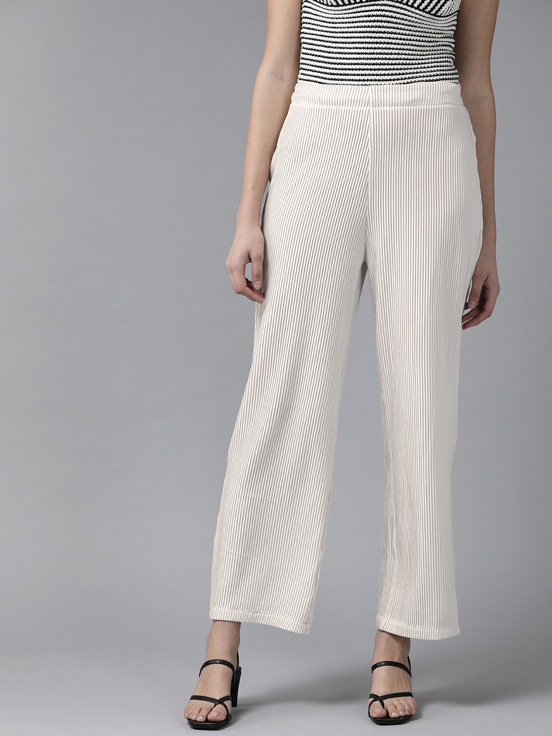 

KASSUALLY Women White Solid Flared Mid-Rise Easy Wash Knitted Flat-Front Parallel Trousers