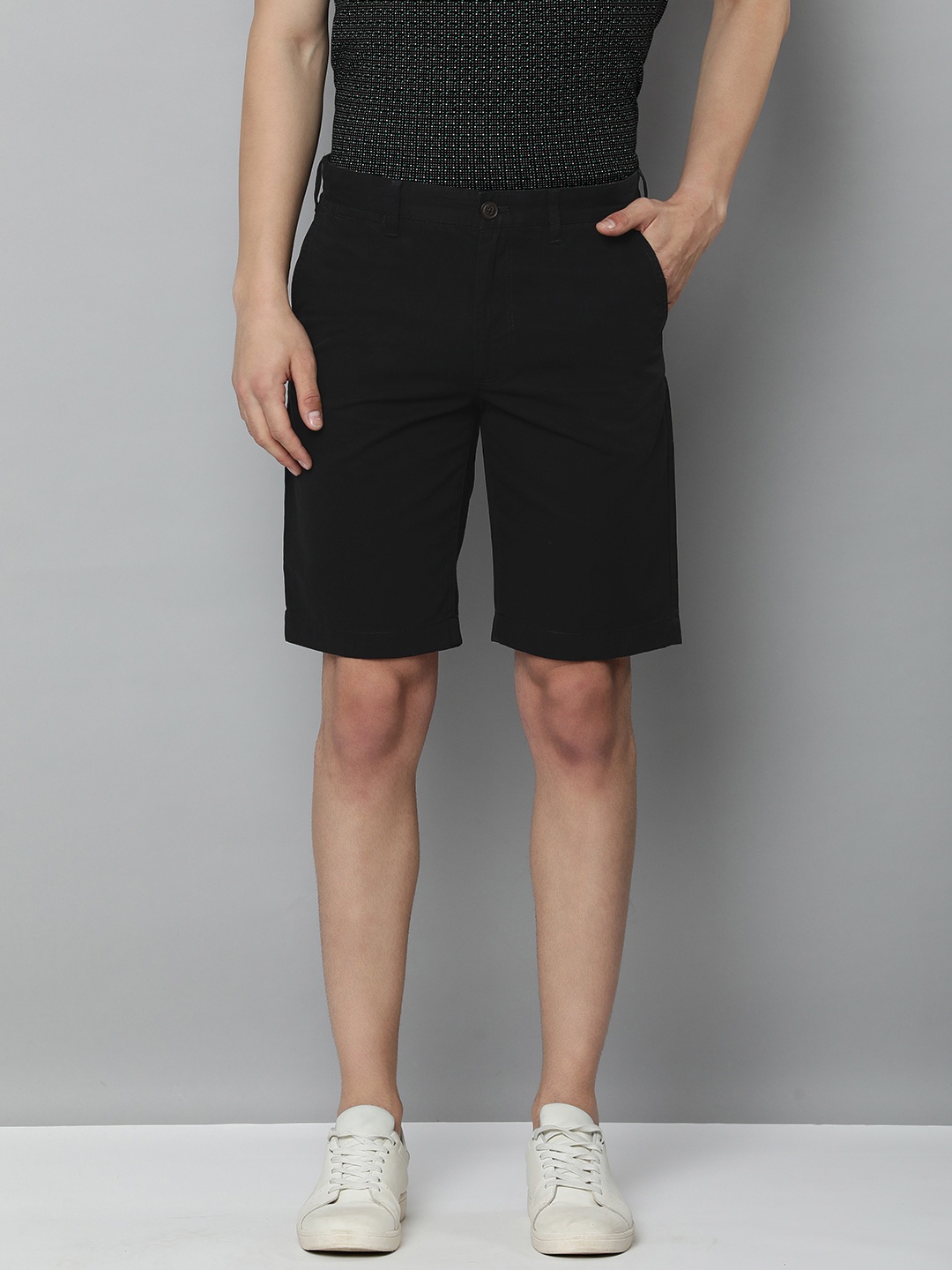 

Indian Terrain Men Solid Slim Fit Mid-Rise Regular Shorts, Black