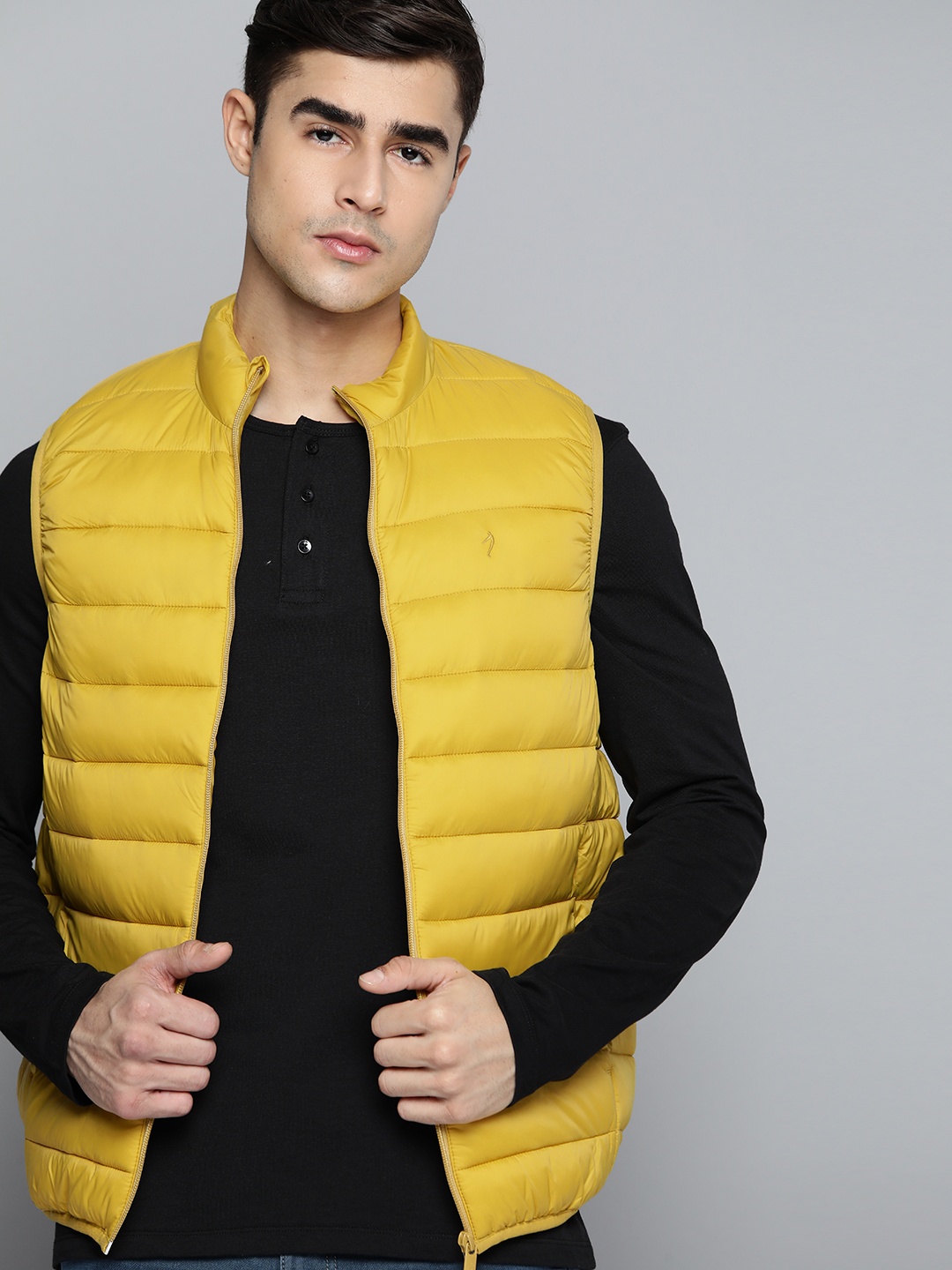

Indian Terrain Men Mustard Yellow Solid Sleeveless Gilet Puffer Jacket