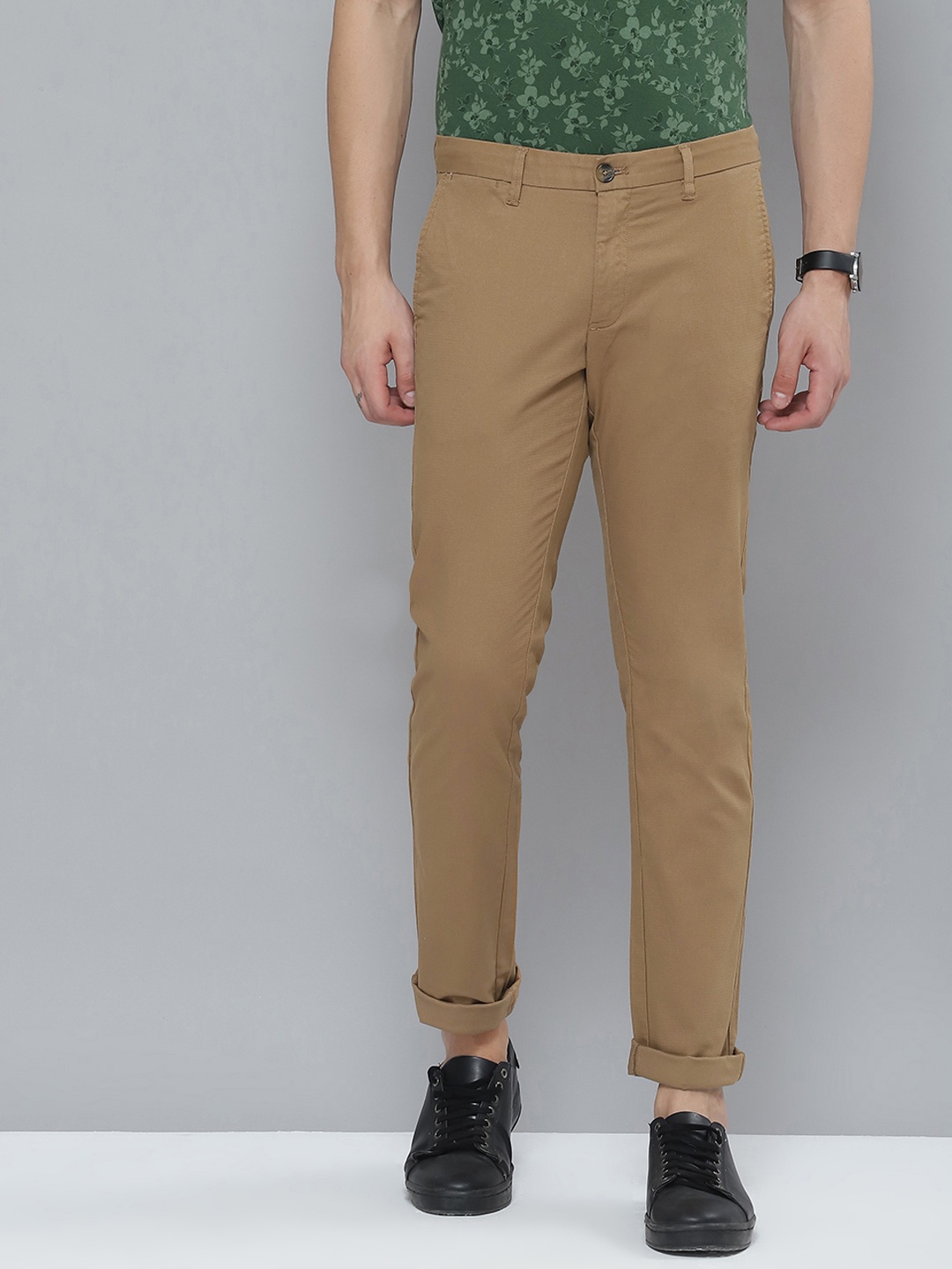 

Indian Terrain Men Beige Solid Slim Fit Trousers