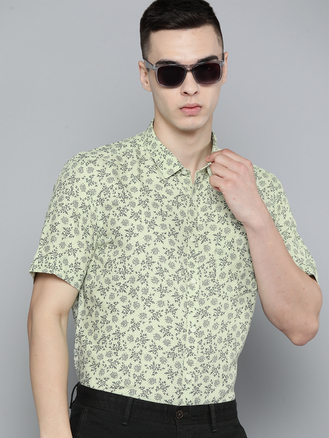 

Indian Terrain Men Slim Fit Floral Printed Semiformal Shirt, Green