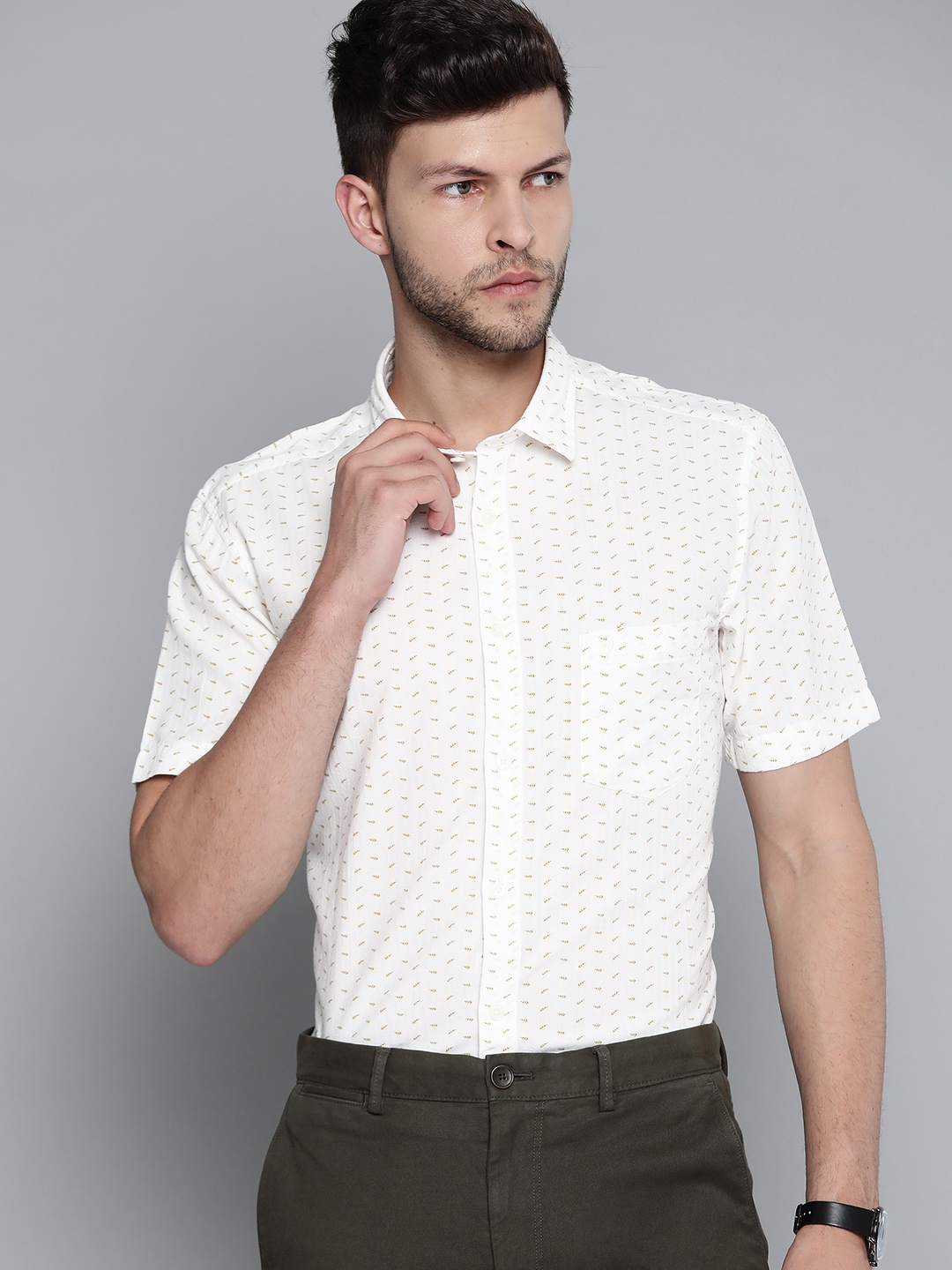 

Indian Terrain Men White & Olive Green Seersucker Cotton Slim Fit Smart Casual Shirt