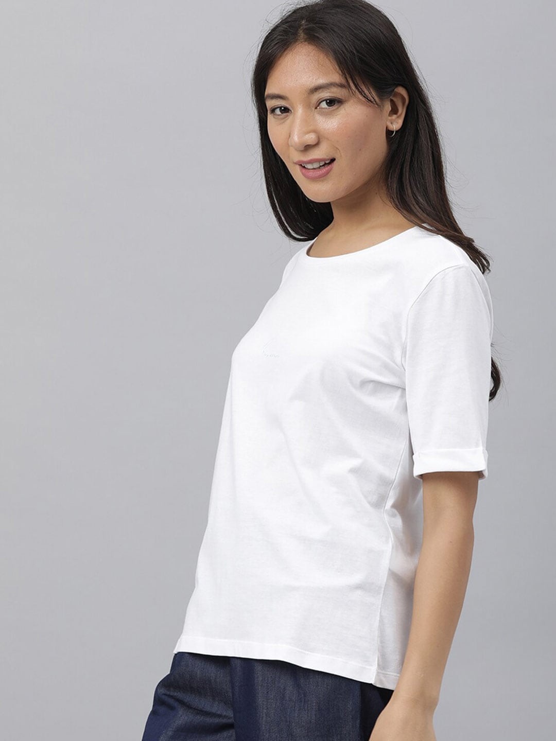 

RAREISM Women White Solid Slim Fit T-shirt