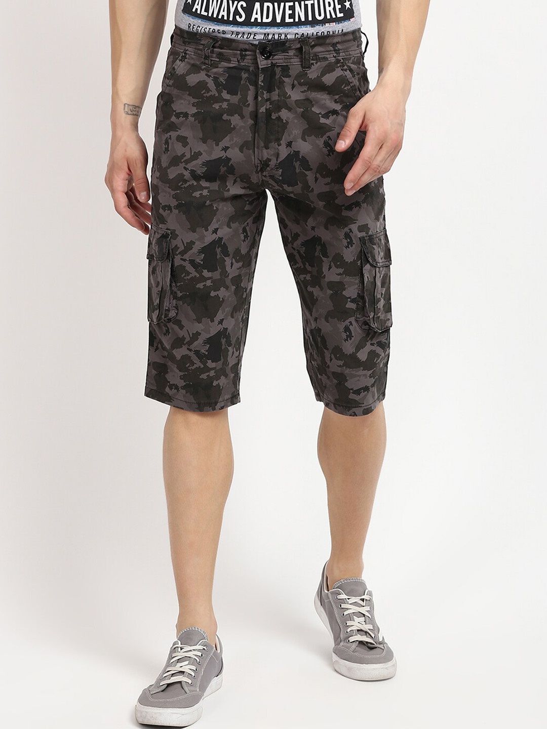 

V2 Value & Variety Men Green Camouflage Printed Cargo Shorts