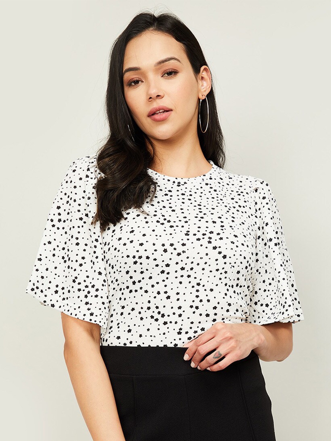 

CODE by Lifestyle White & Black Ditsy Floral Regular Top