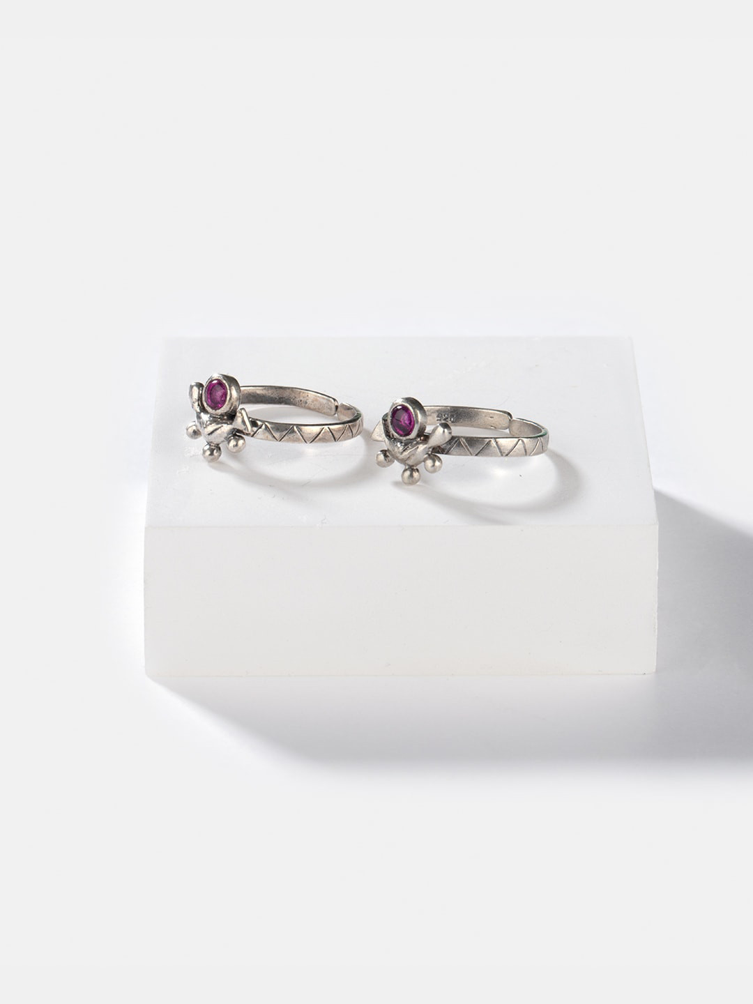 

SHAYA Set of 2 Oxidised 925 Silver-Plated Pink Synthetic Ruby Studded Toe Rings