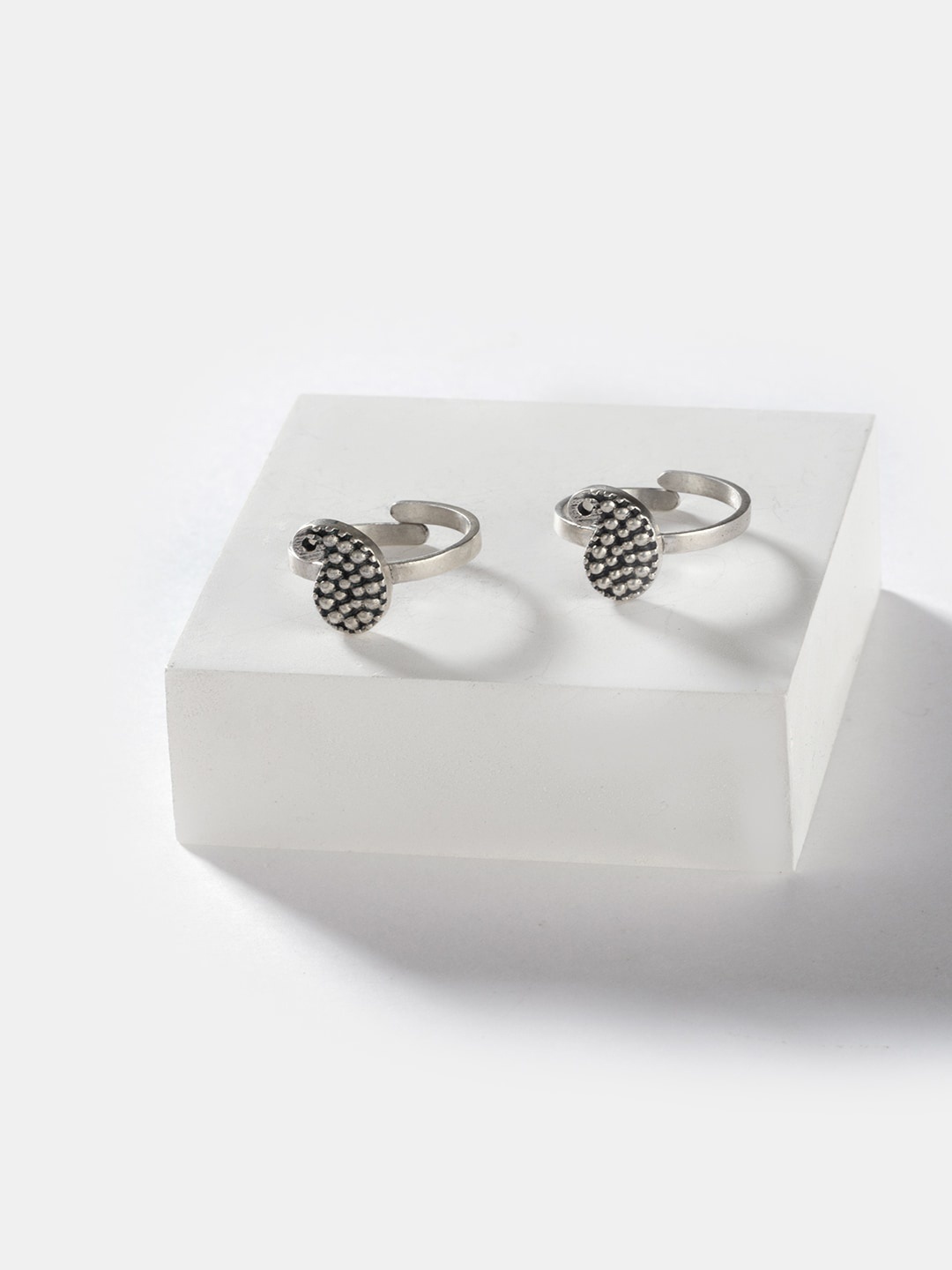 

SHAYA Set Of 2 Silver-Toned Antique Grannys Kulfi Outing Wala Toe Rings
