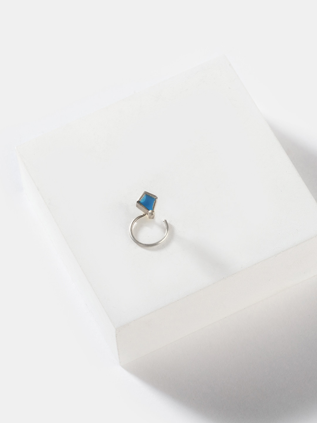 

SHAYA Blue 925 Silver Antique Jeta Vent Nose Pin