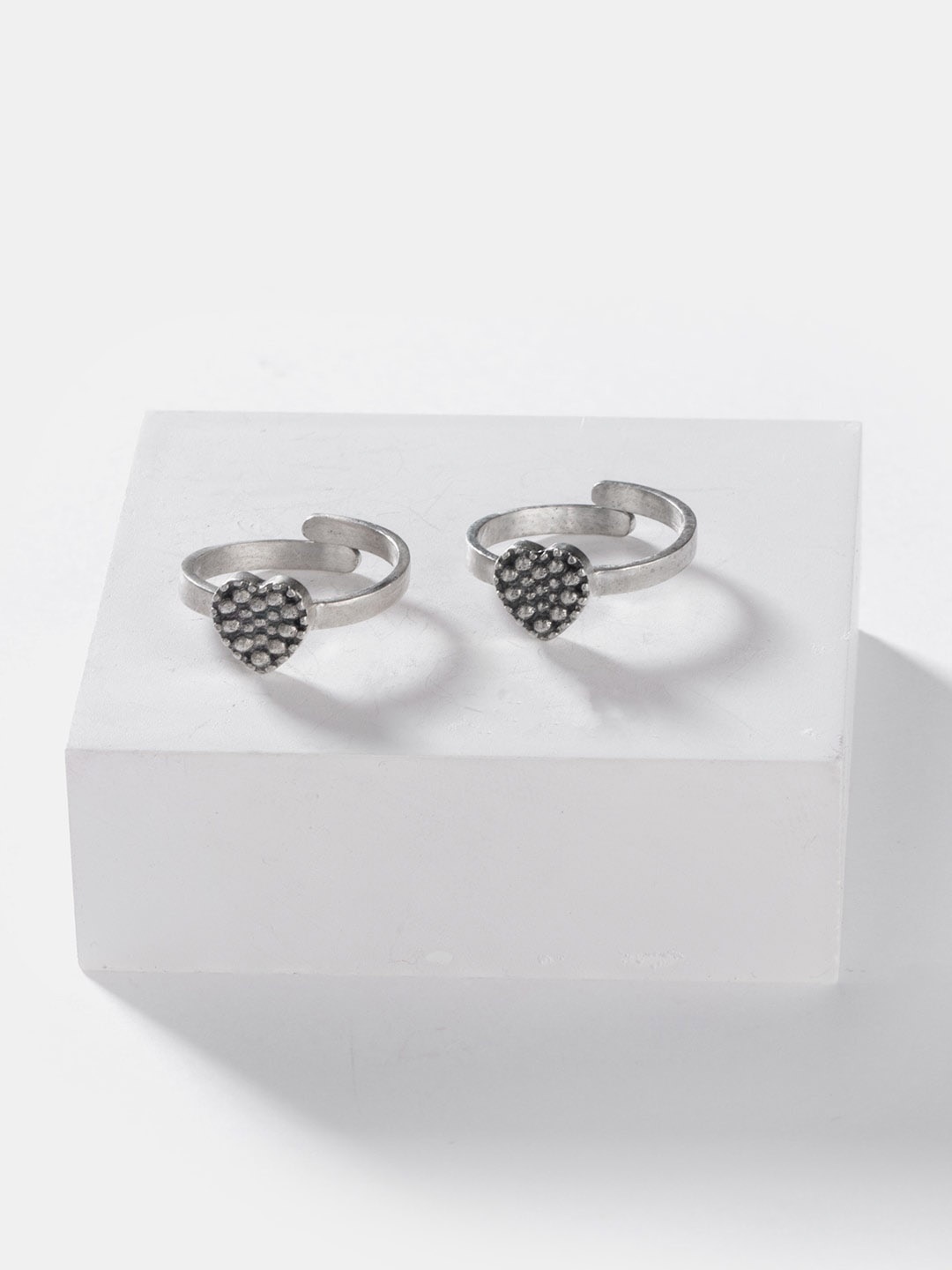 

SHAYA Set Of 2 Oxidised Silver Plated Nanammas Temple Toe Rings