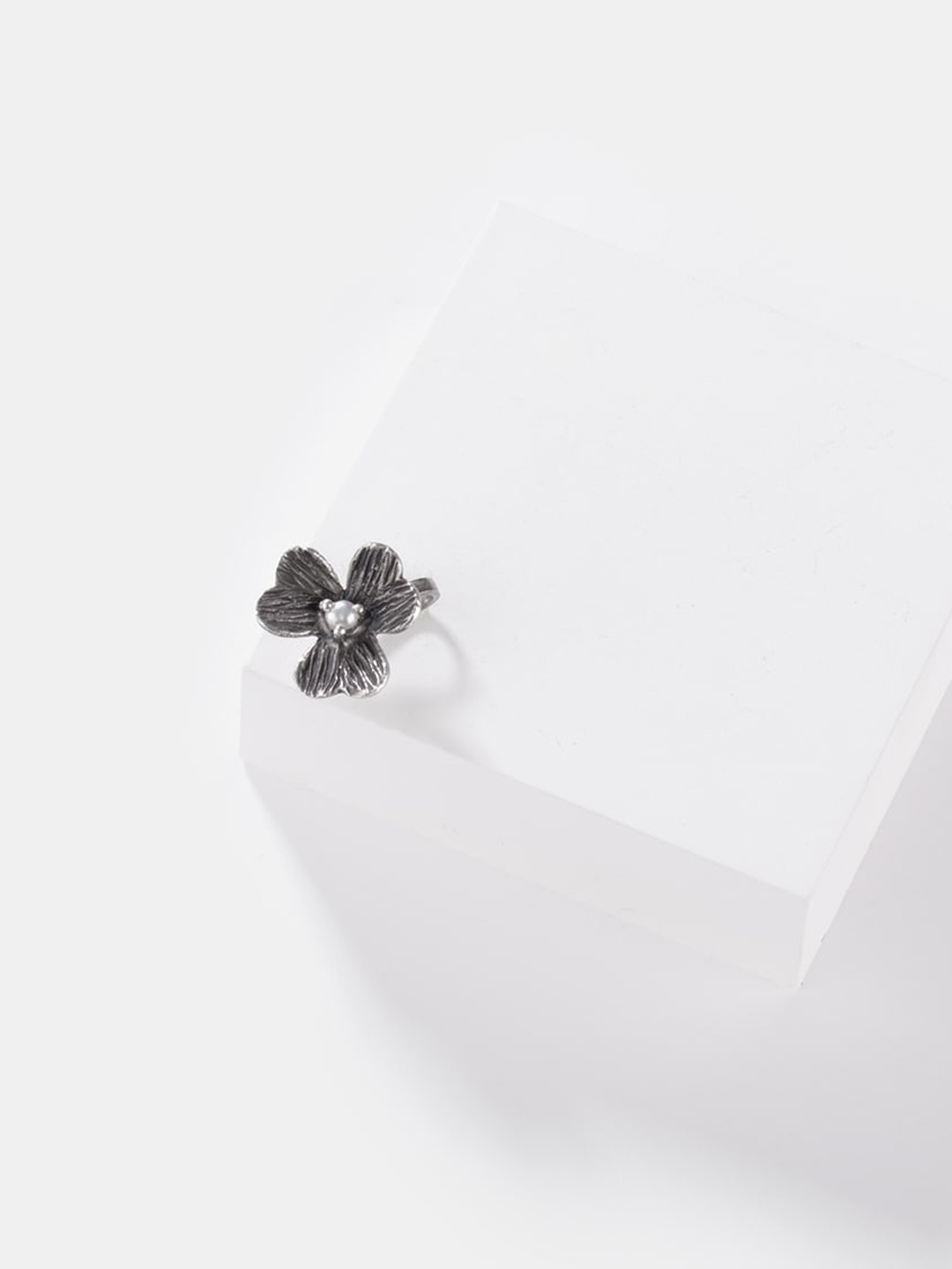 

SHAYA Oxidised Silver-Toned & White Nose Ring