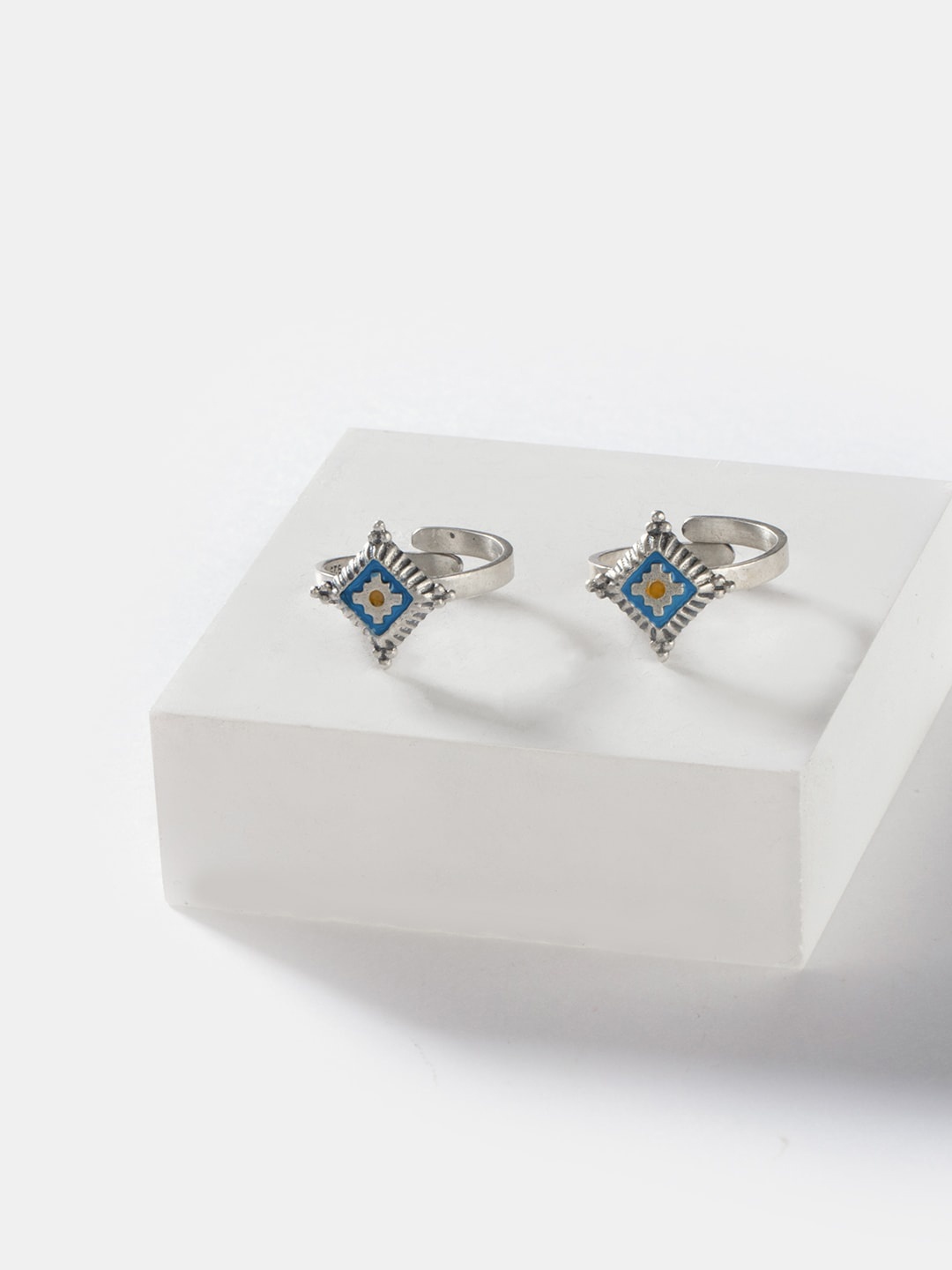 

SHAYA Set of 2 Silver Antique Patra Pillar Toe Rings