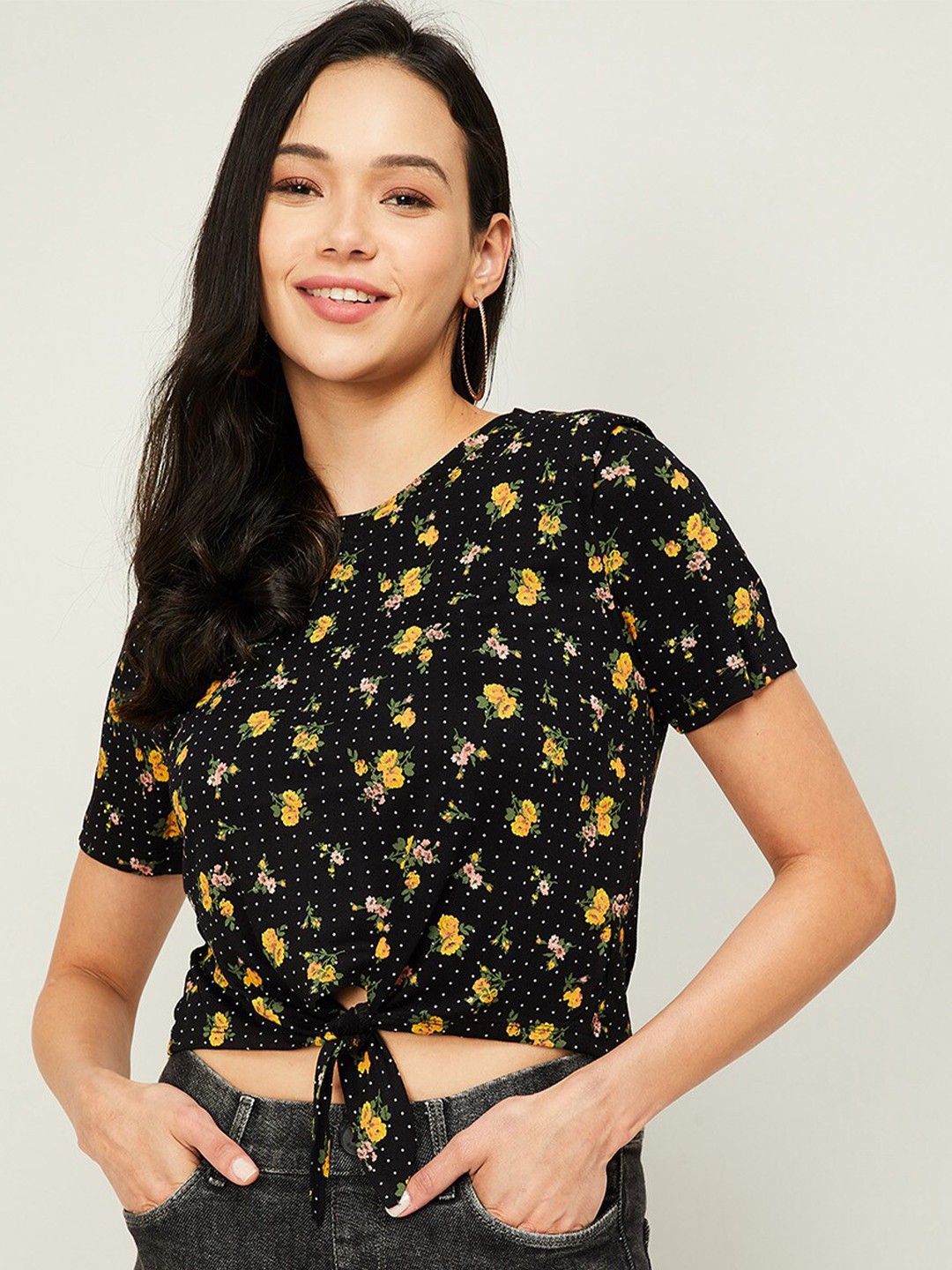 

Ginger by Lifestyle Black & Yellow Floral Front Knot Regular Crop Top