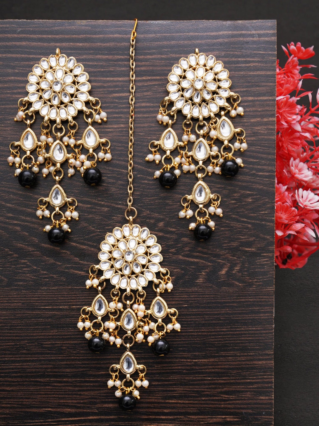

KARATCART Gold-Plated White Kundan-Studded Earrings & Maangtikka Set, Black