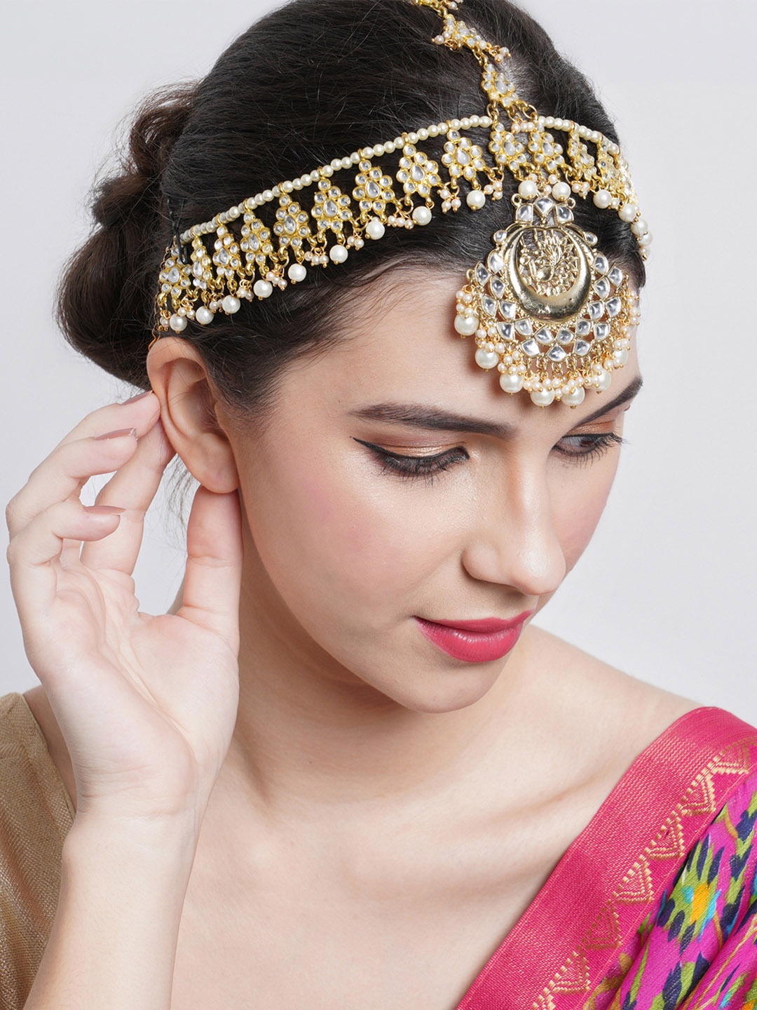

KARATCART Gold-Plated & White Kundan-Studded Peacock Shaped Traditional Sheeshphool Mathapatti