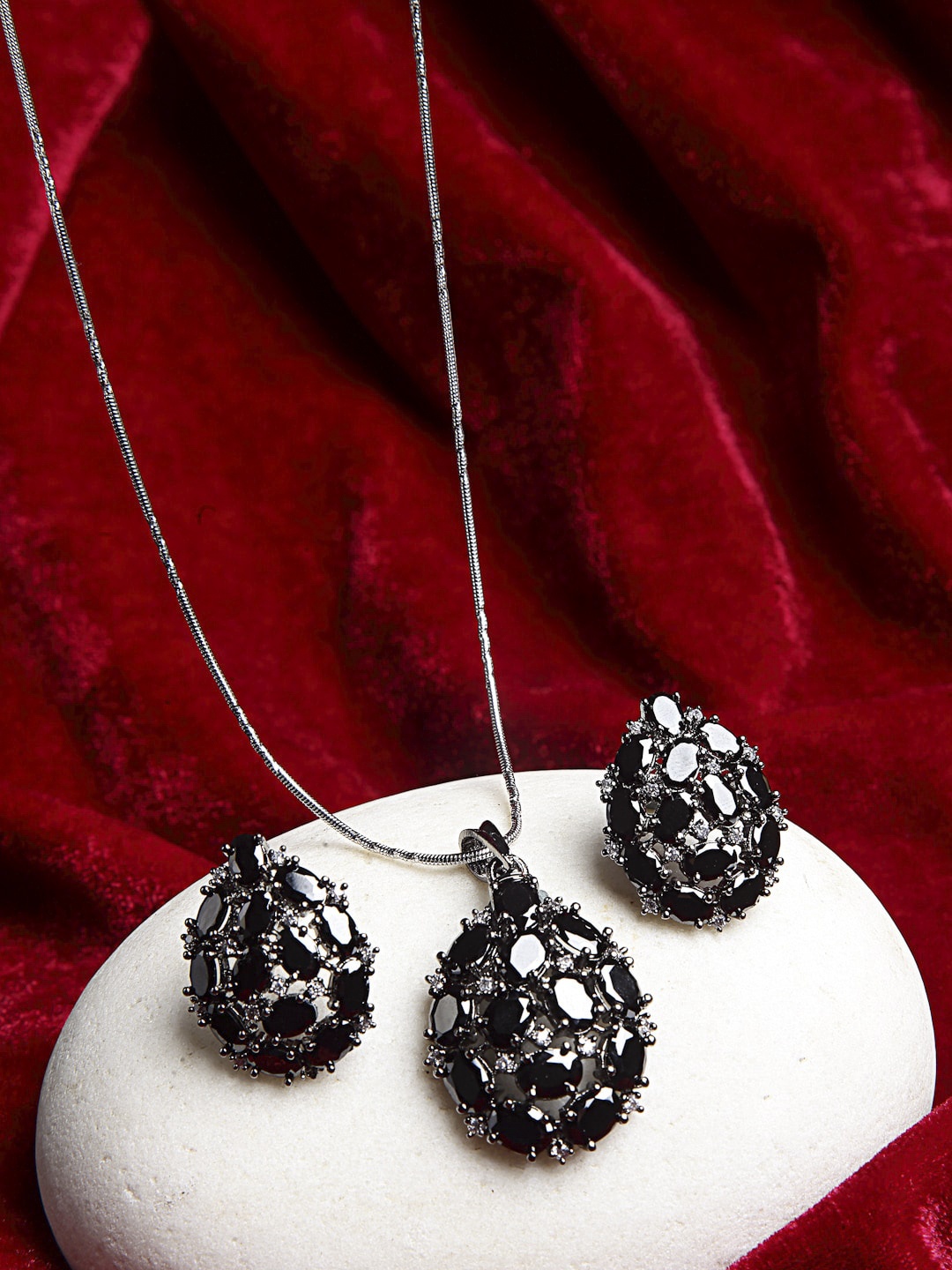 

VOGUE PANASH Oxidised Rhodium-Plated Black Stone-Studded Jewellery Set