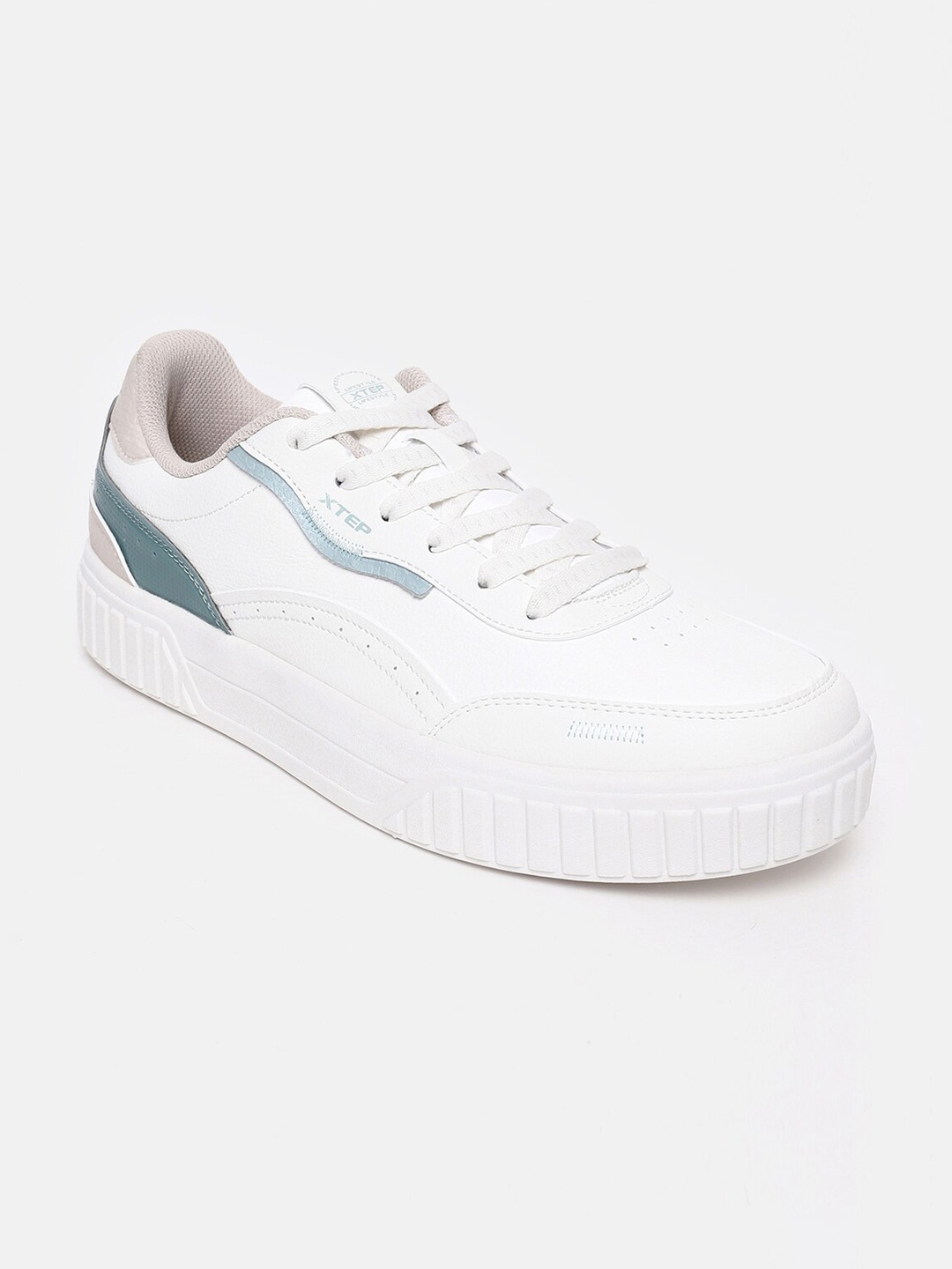 

Xtep Men White Classic Skateboarding Non-Marking Shoes