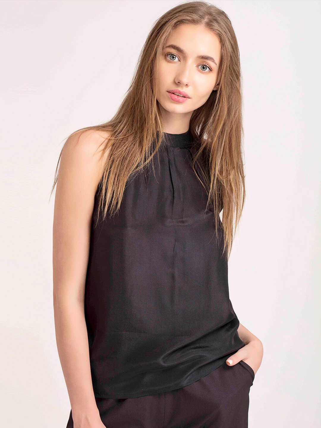 

SHAYE Black Solid Halter Neck Top