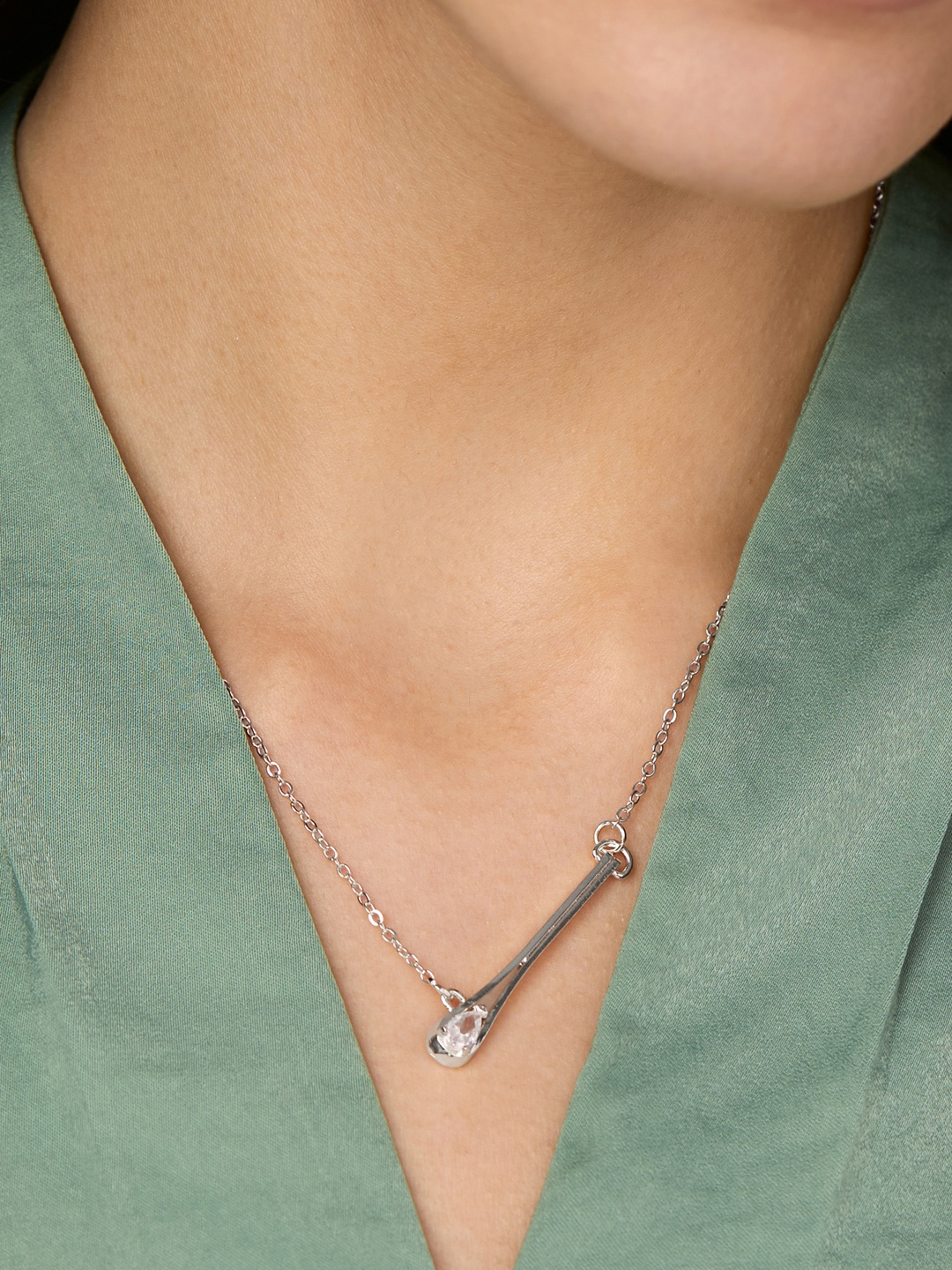 

MINUTIAE Silver-Toned & White Tilting Drop Crystal Pendant Silver-Plated Chain
