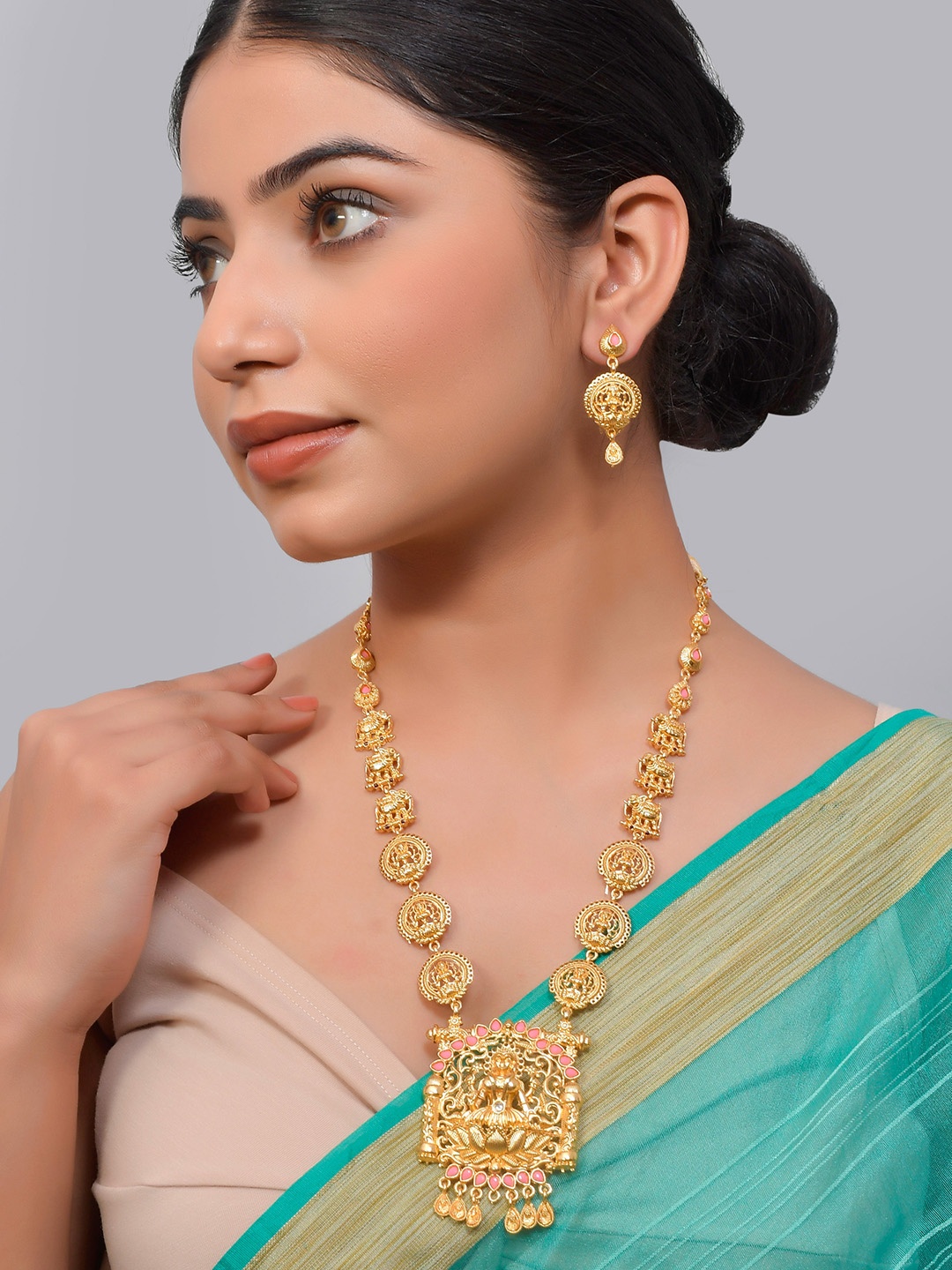 

Silvermerc Designs Gold-Plated White & Peach-Coloured Stone-Studded Jewellery Set