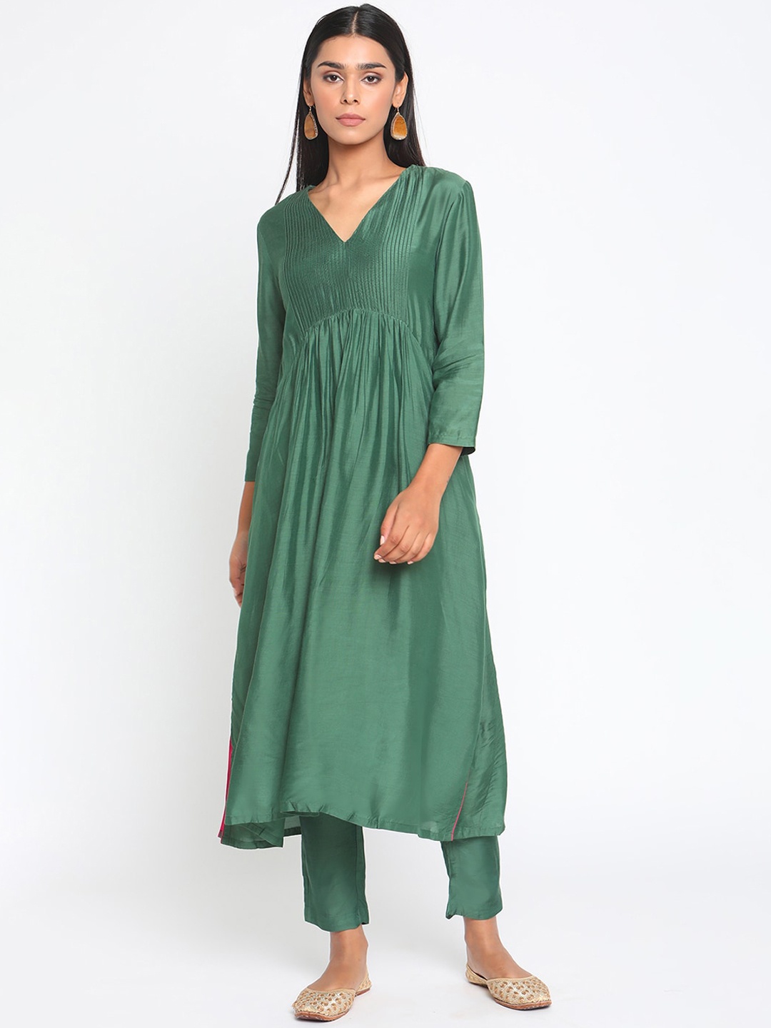 

trueBrowns Women Green Pleated Kurta with Trousers