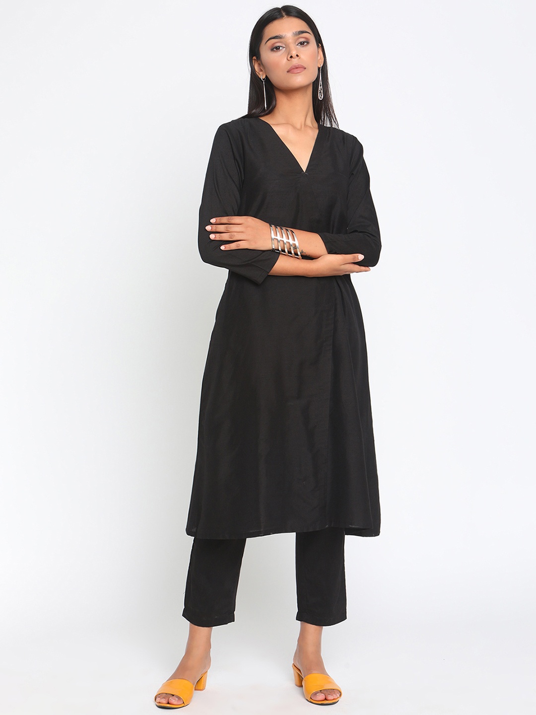 

trueBrowns Women Black Angrakha Silk Blend Kurta with Trousers