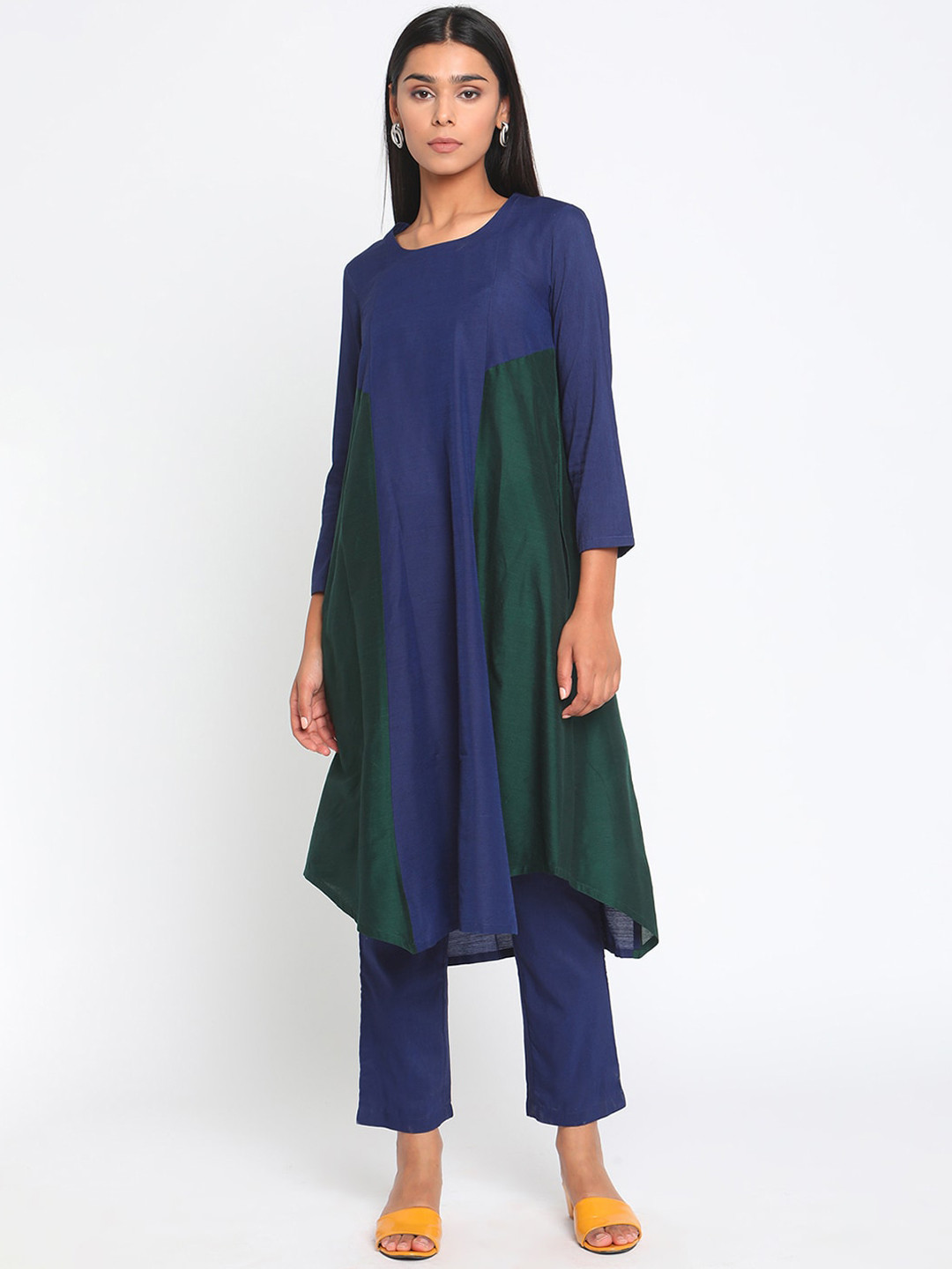 

trueBrowns Women Blue Colourblocked Regular Kurta with Trousers