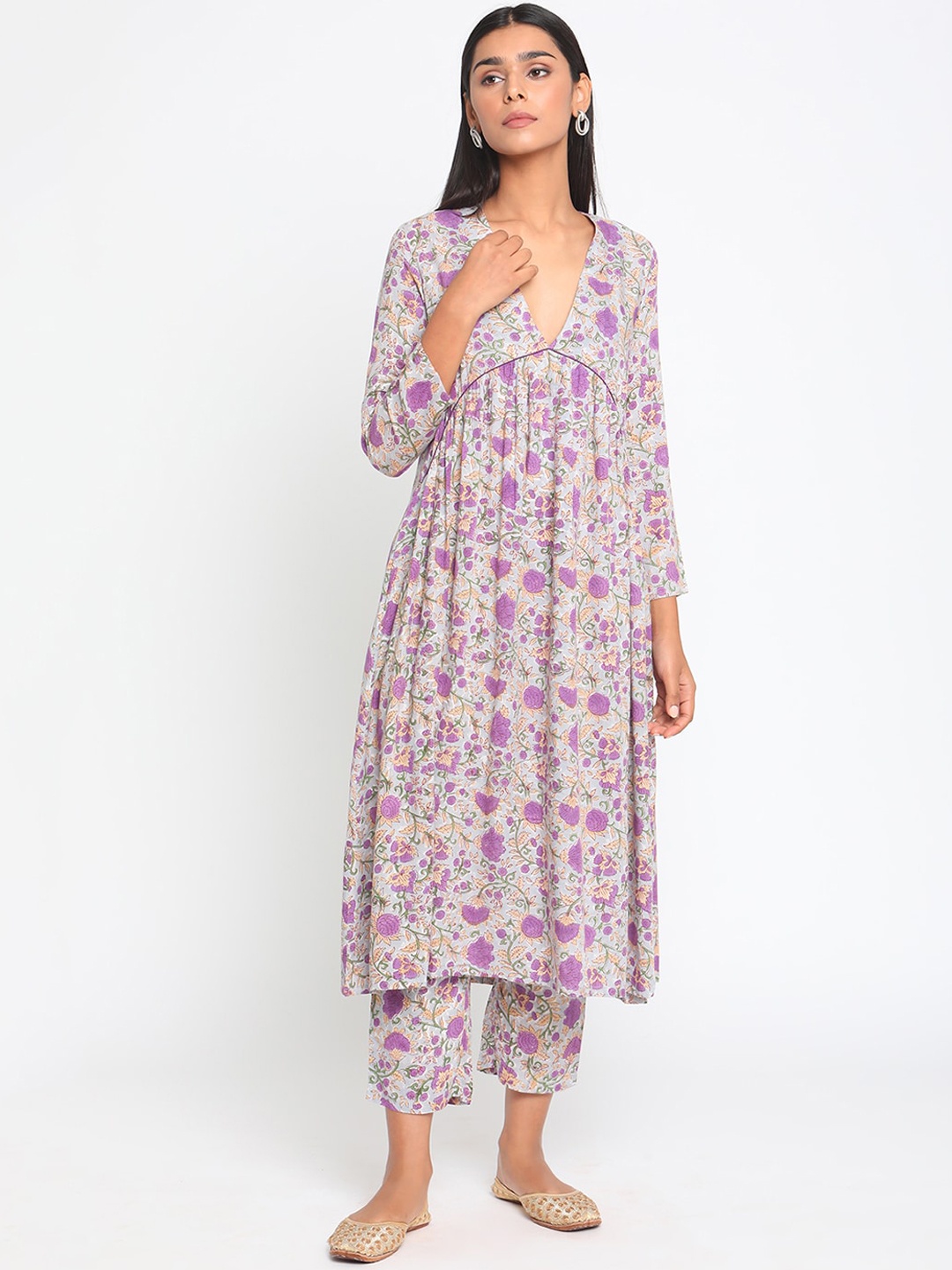 

trueBrowns Women Purple Floral Printed Angrakha Kurta with Trousers