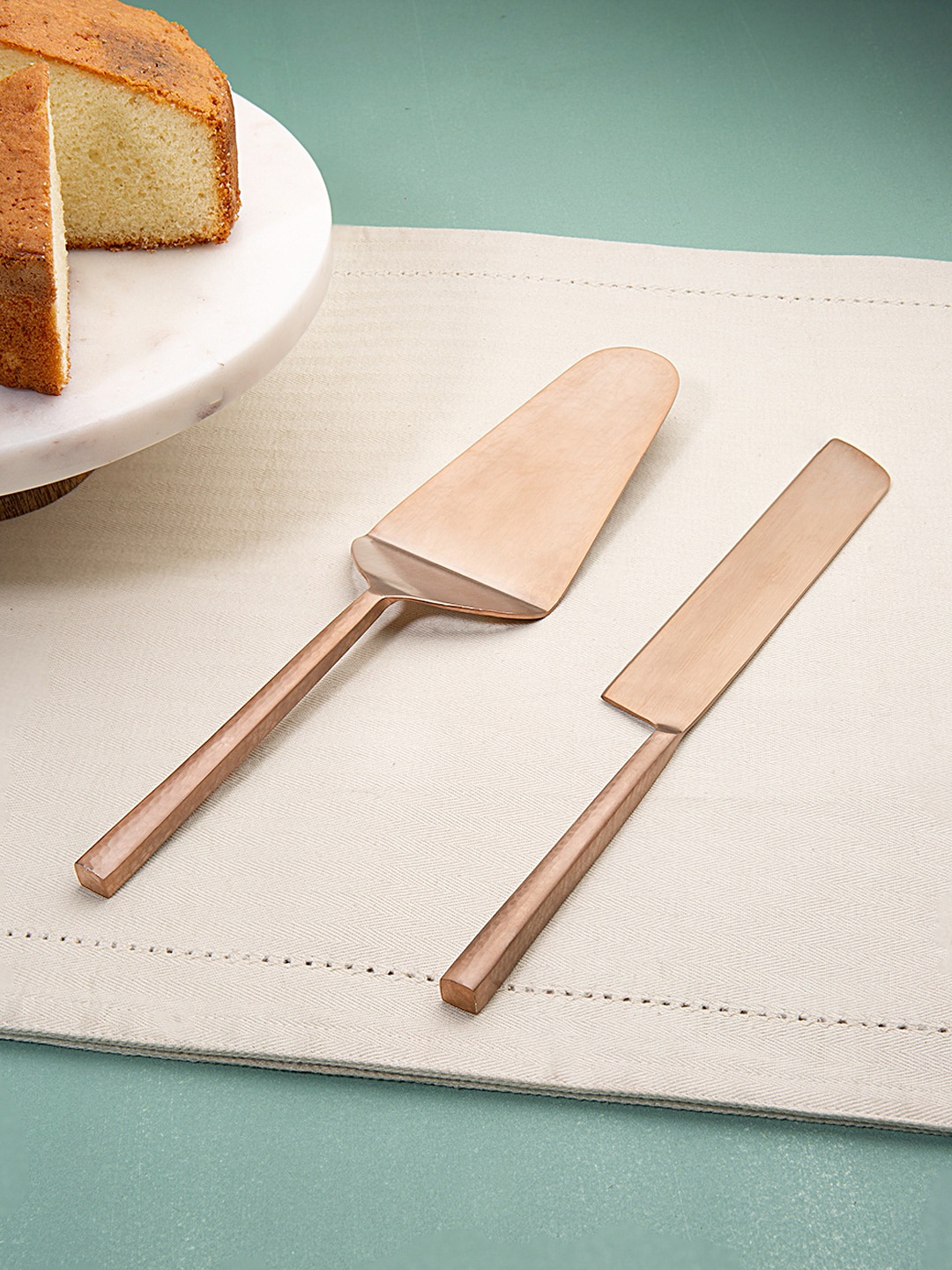 

ellementry Rose Gold Toned Set of 2 Hammered Handle Cake Server Set