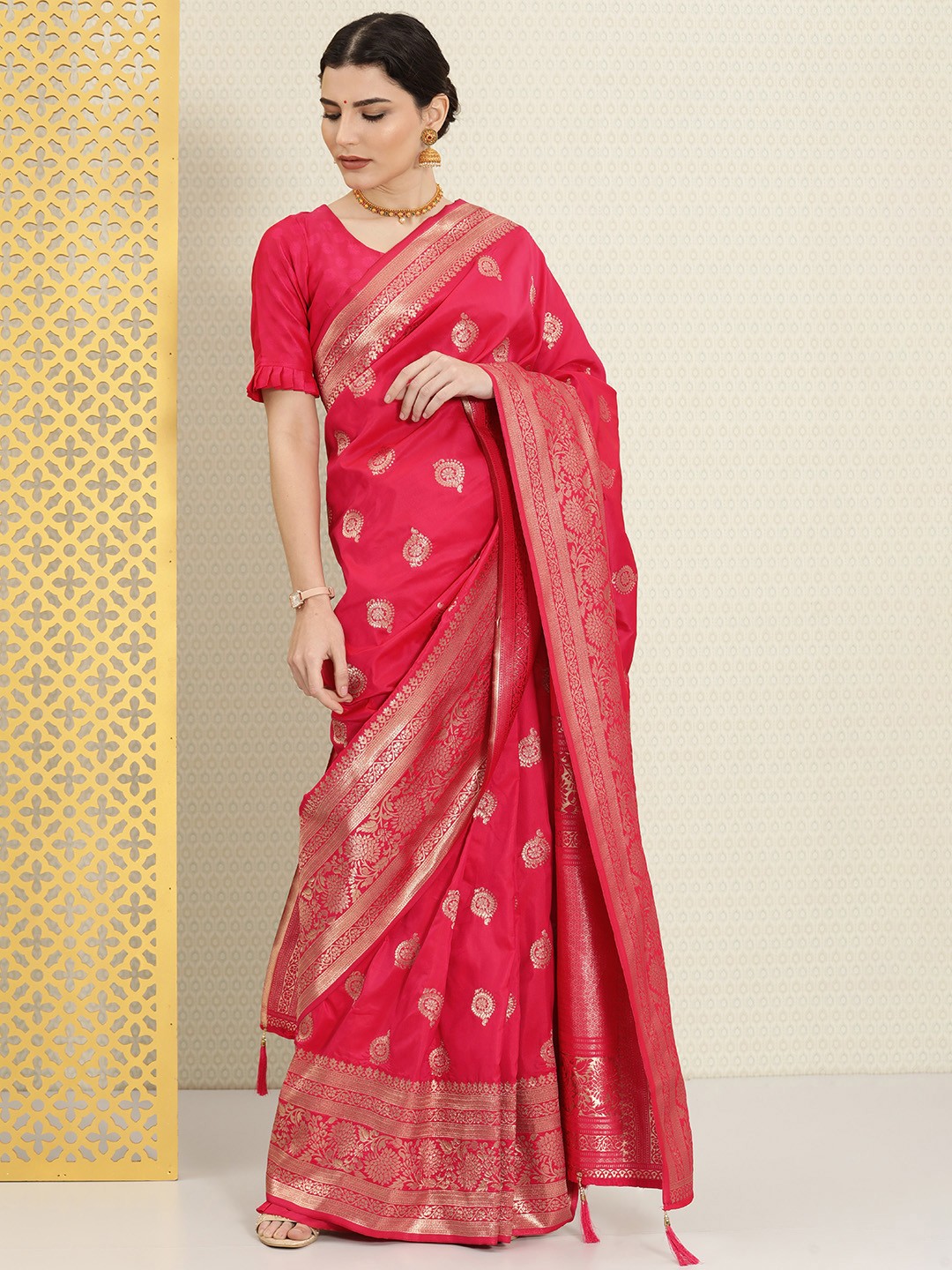 

House of Pataudi Magenta & Gold-Toned Ethnic Motifs Zari Silk Blend Banarasi Saree