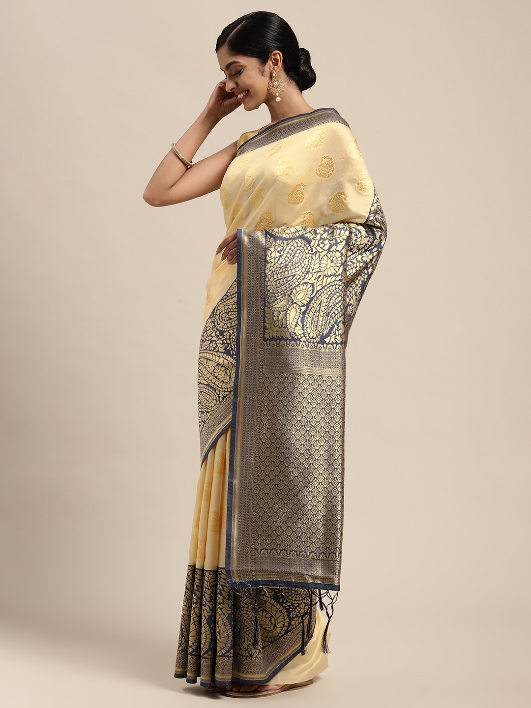 

Mitera Off White Ethnic Motifs Zari Silk Blend Banarasi Saree