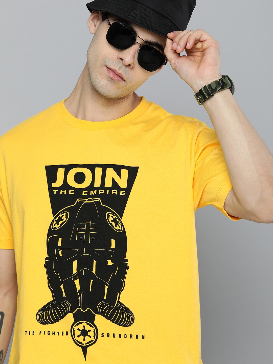 

Kook N Keech Star Wars Men Yellow & Black Graphic Printed Slim Fit Casual T-shirt