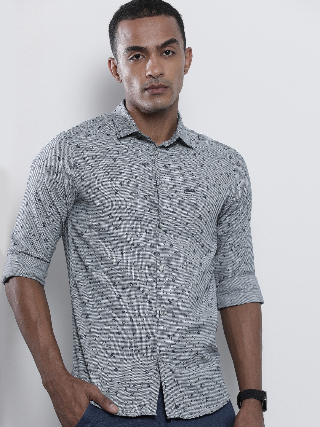 

The Indian Garage Co Men White & Black Ditsy Floral Print Cotton Casual Shirt