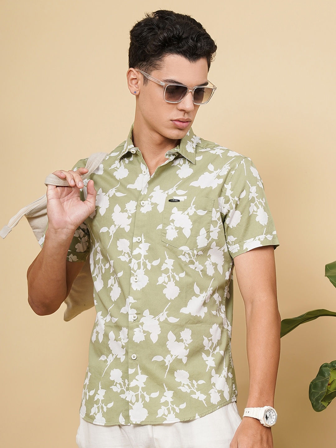 

The Indian Garage Co Men Slim Fit Floral Printed Resortwear Shirt, Green