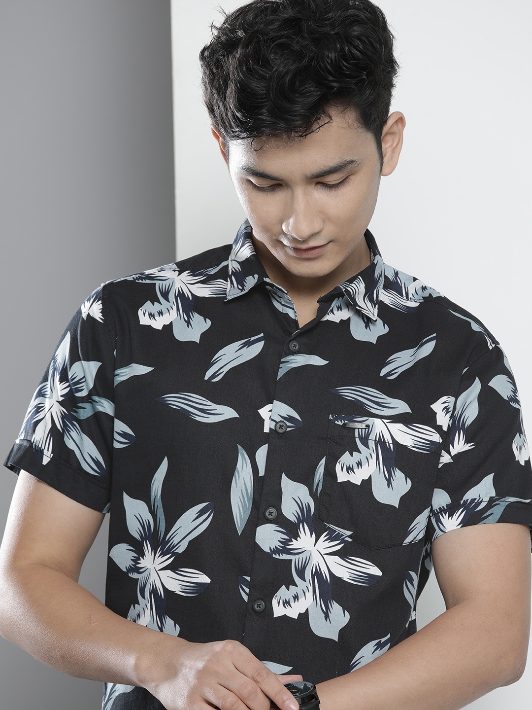 

The Indian Garage Co Men Slim Fit Floral Printed Resortwear Shirt, Black