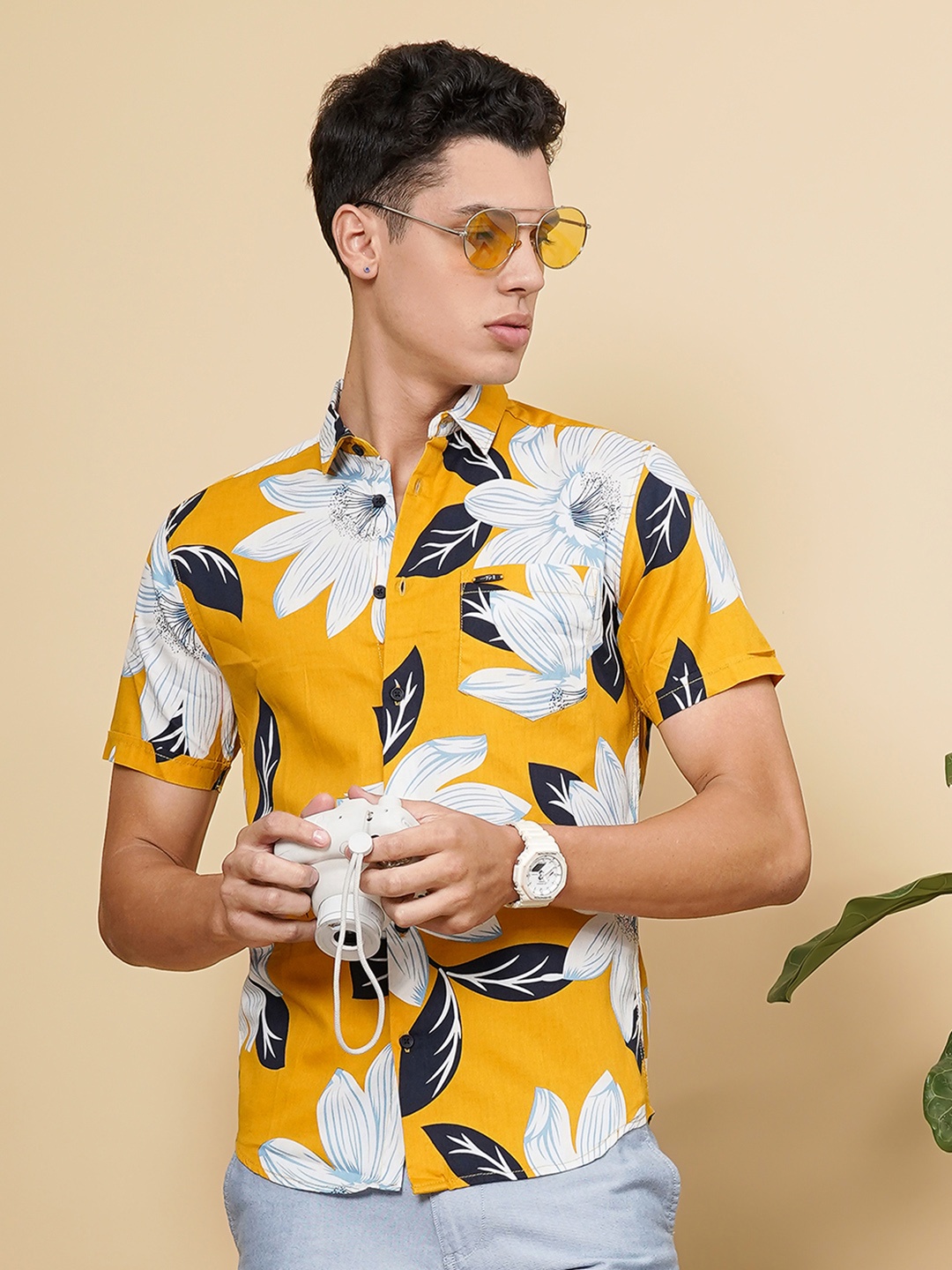 

The Indian Garage Co Men Slim Fit Floral Printed Resortwear Shirt, Yellow