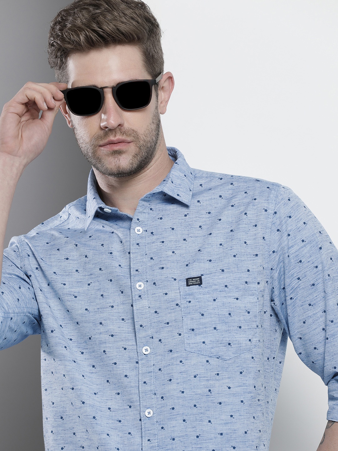 

The Indian Garage Co Men Blue Ditsy Floral Printed Casual Shirt