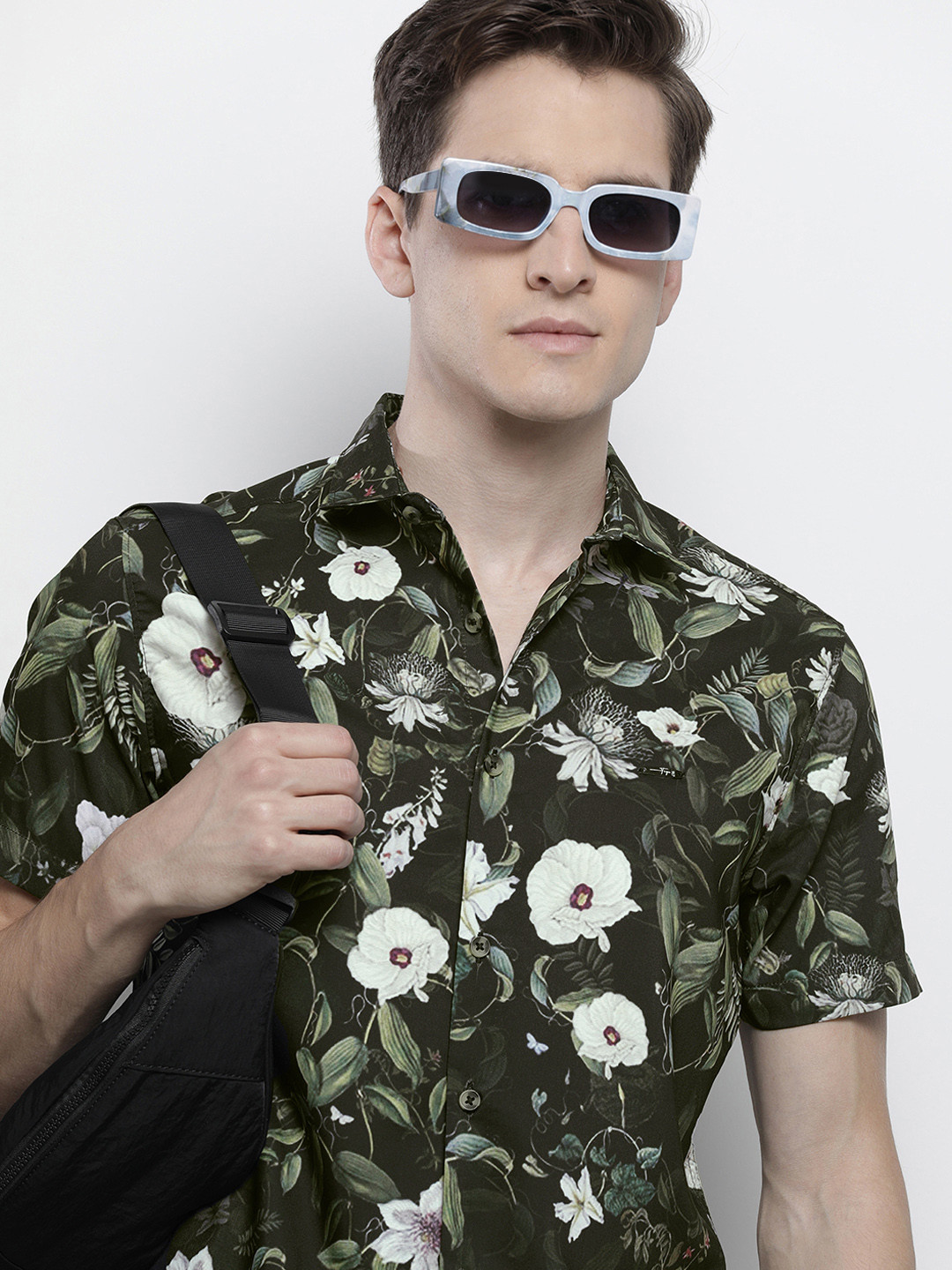 

The Indian Garage Co Men Slim Fit Floral Printed Resortwear Shirt, Black