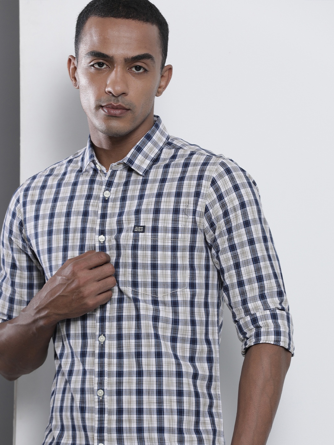 

The Indian Garage Co Men White & Navy Blue Checked Cotton Casual Shirt