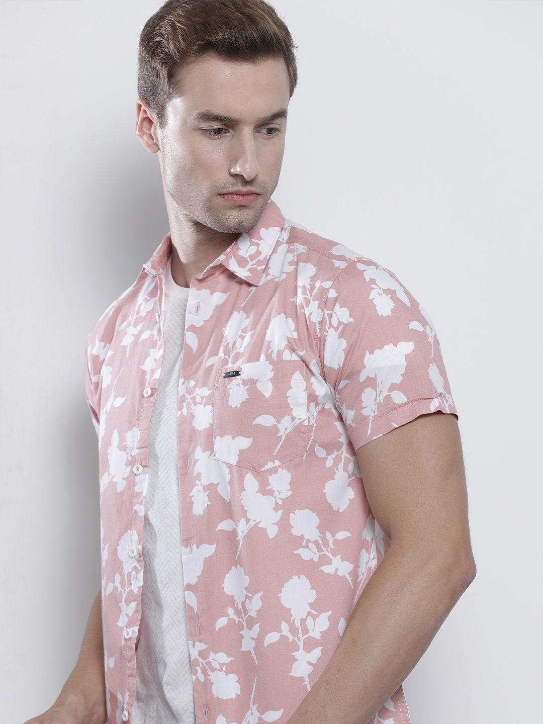 

The Indian Garage Co Men Slim Fit Floral Printed Resortwear Shirt, Peach