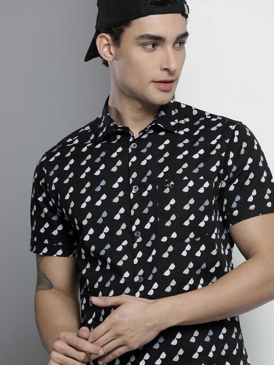 

The Indian Garage Co Men Slim Fit Printeded Resortwear Shirt, Black