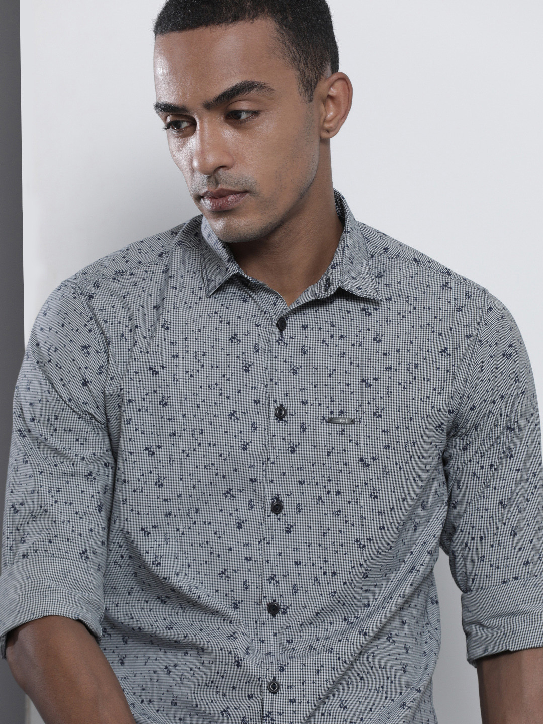 

The Indian Garage Co Men White & Navy Blue Ditsy Floral Print Cotton Casual Shirt
