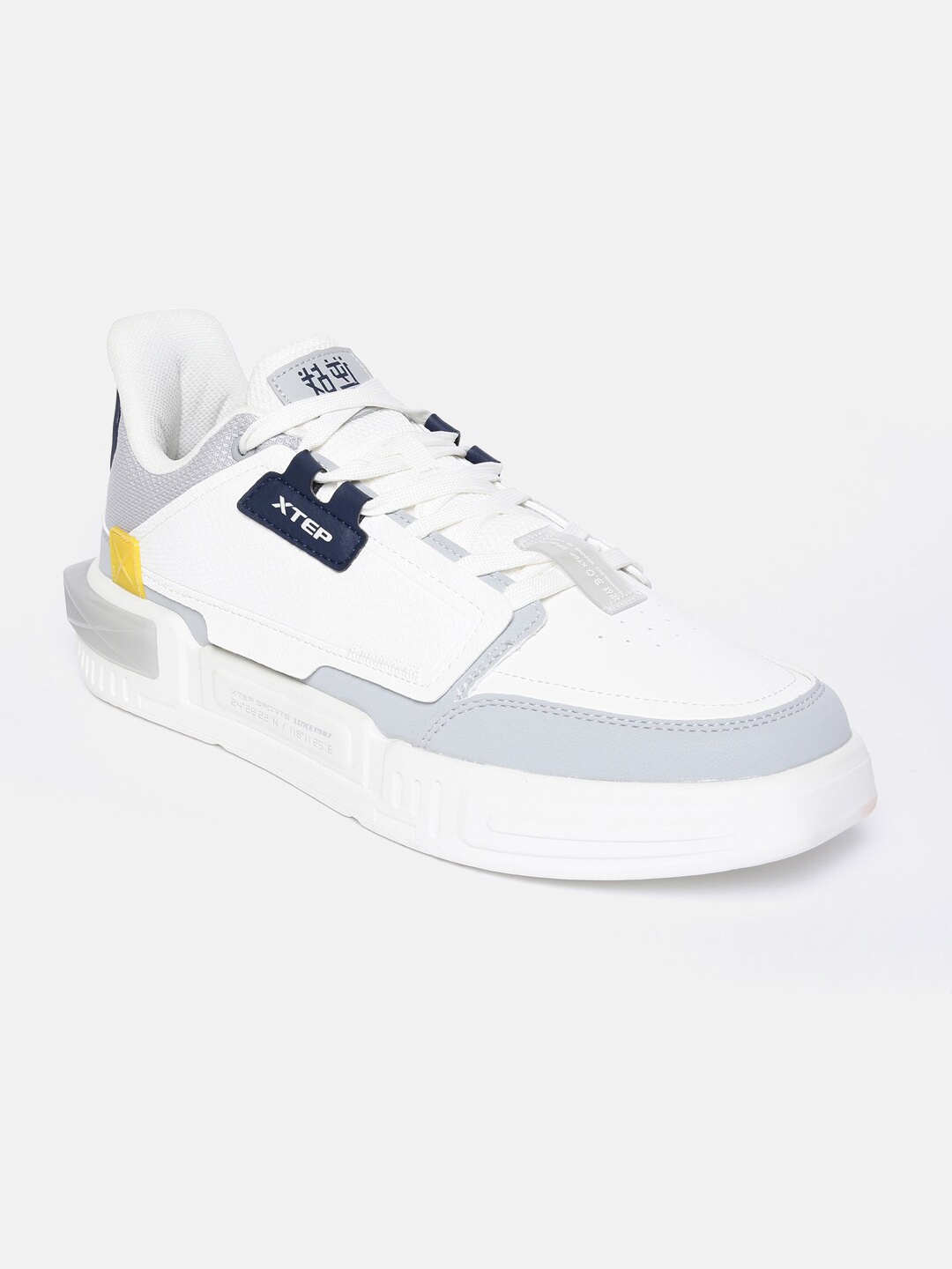 

Xtep Men White Skateboarding Non-Marking Shoes
