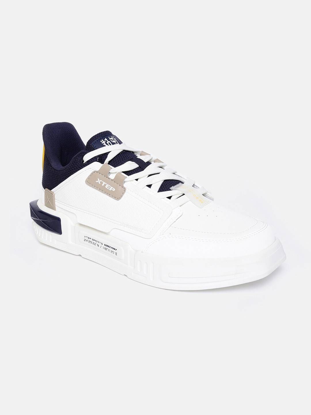 

Xtep Men White Skateboarding Non-Marking Shoes